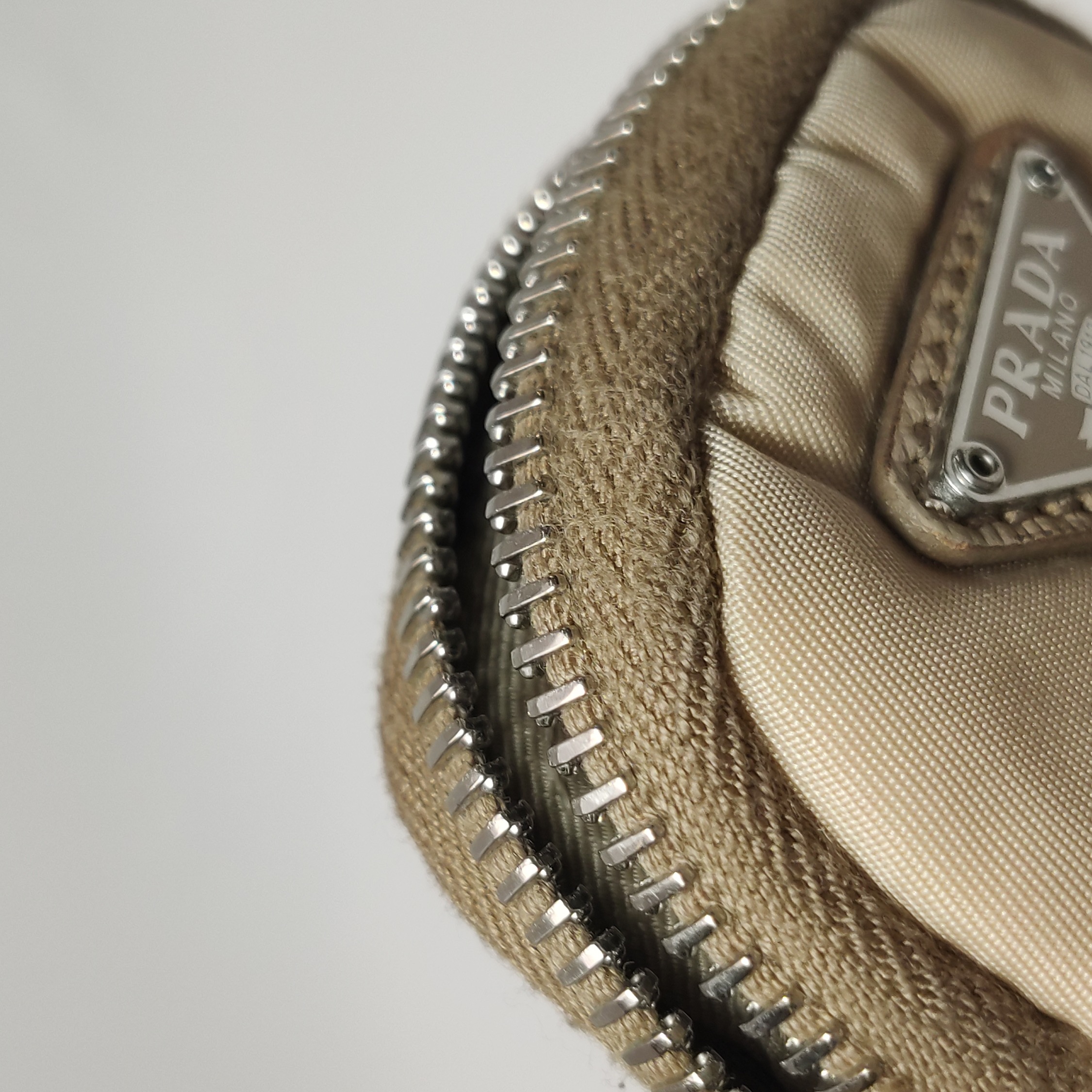 Prada Re-Edition 2005 Shoulder Bag Saffiano Leather Small — photo 16 of 17
