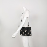 Louis Vuitton(LV) OnTheGo Tote Bicolor Monogram Empreinte Giant PM — thumbnail 2