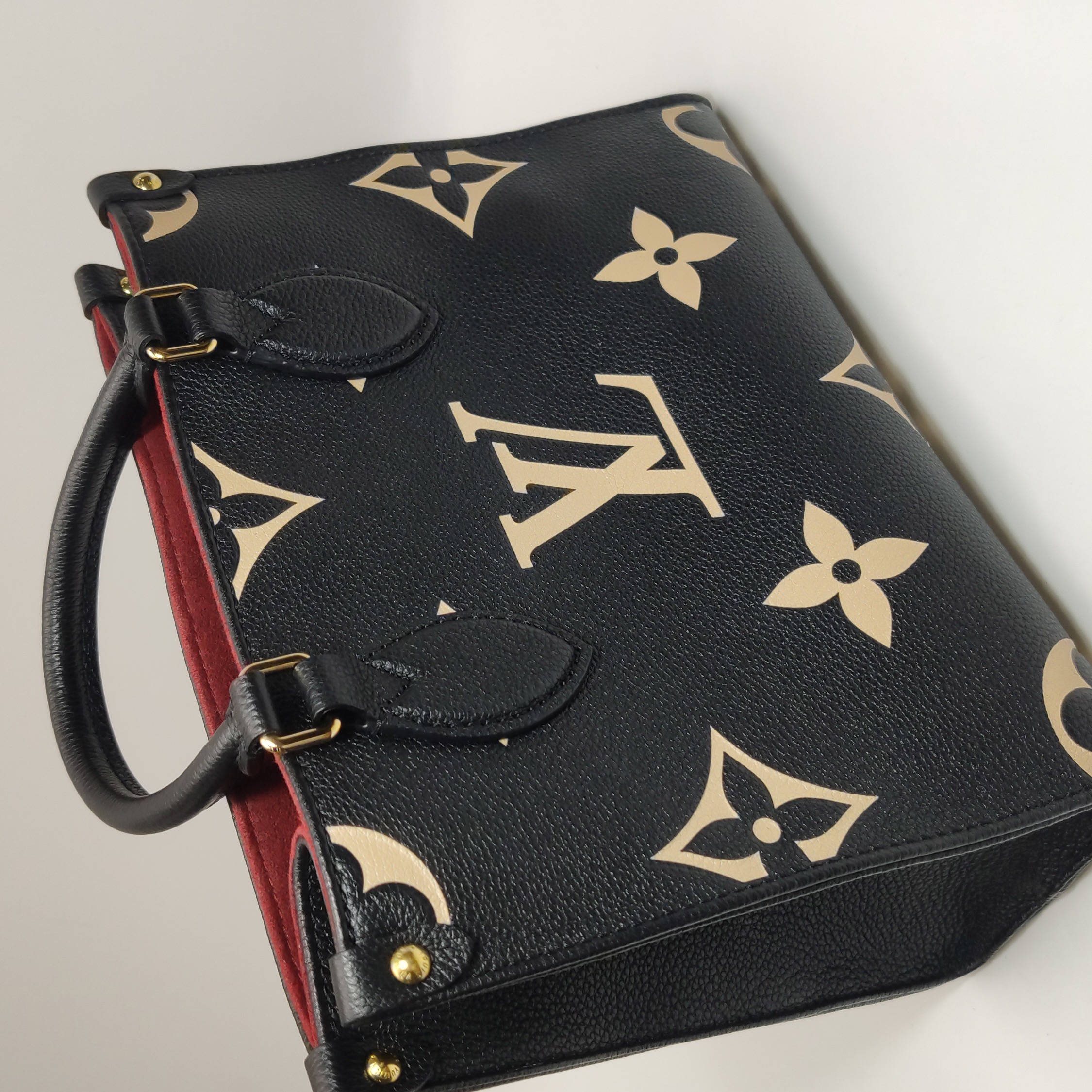 Louis Vuitton(LV) OnTheGo Tote Bicolor Monogram Empreinte Giant PM — photo 16 of 16