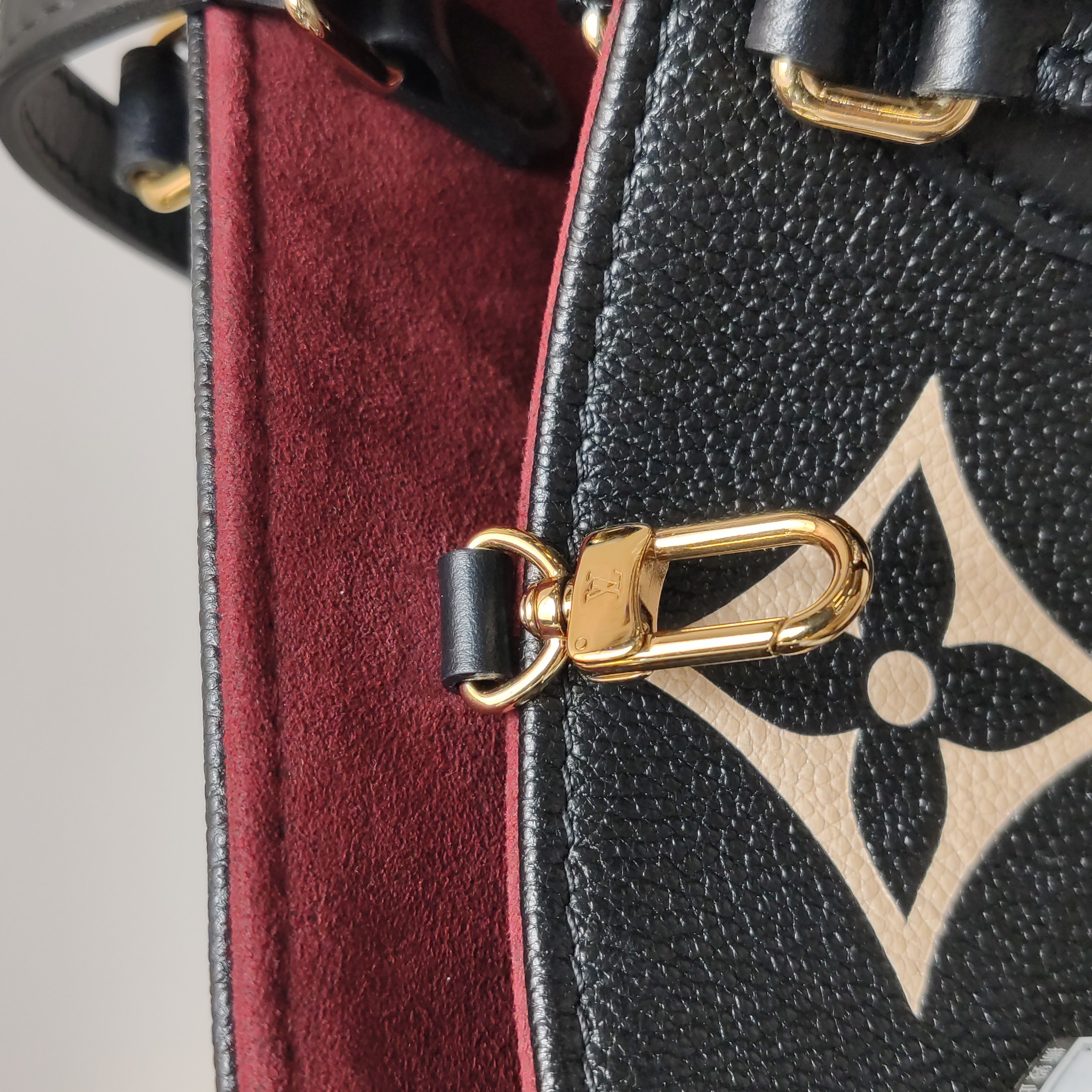 Louis Vuitton(LV) OnTheGo Tote Bicolor Monogram Empreinte Giant MM — photo 9 of 14