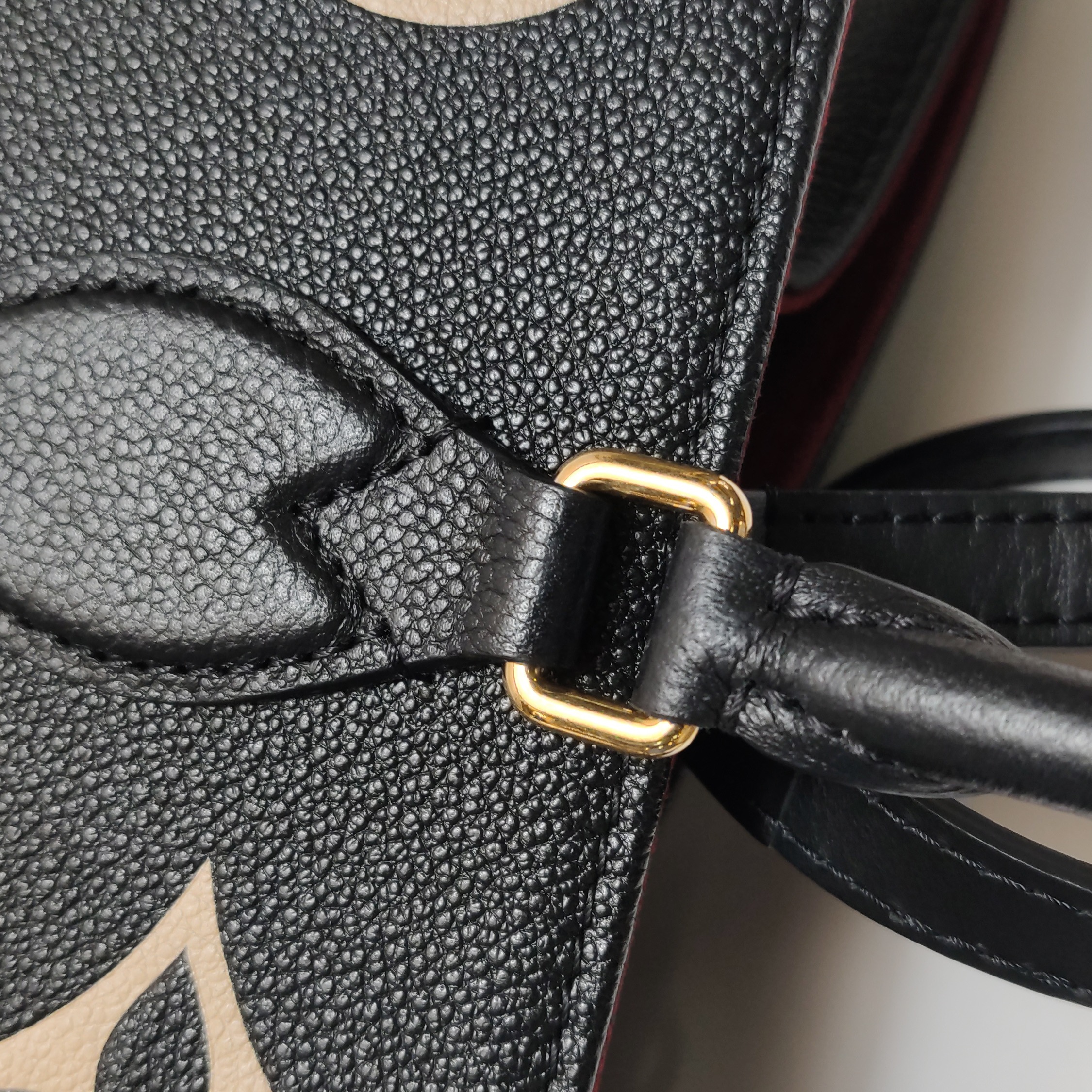 Louis Vuitton(LV) OnTheGo Tote Bicolor Monogram Empreinte Giant MM — photo 10 of 14