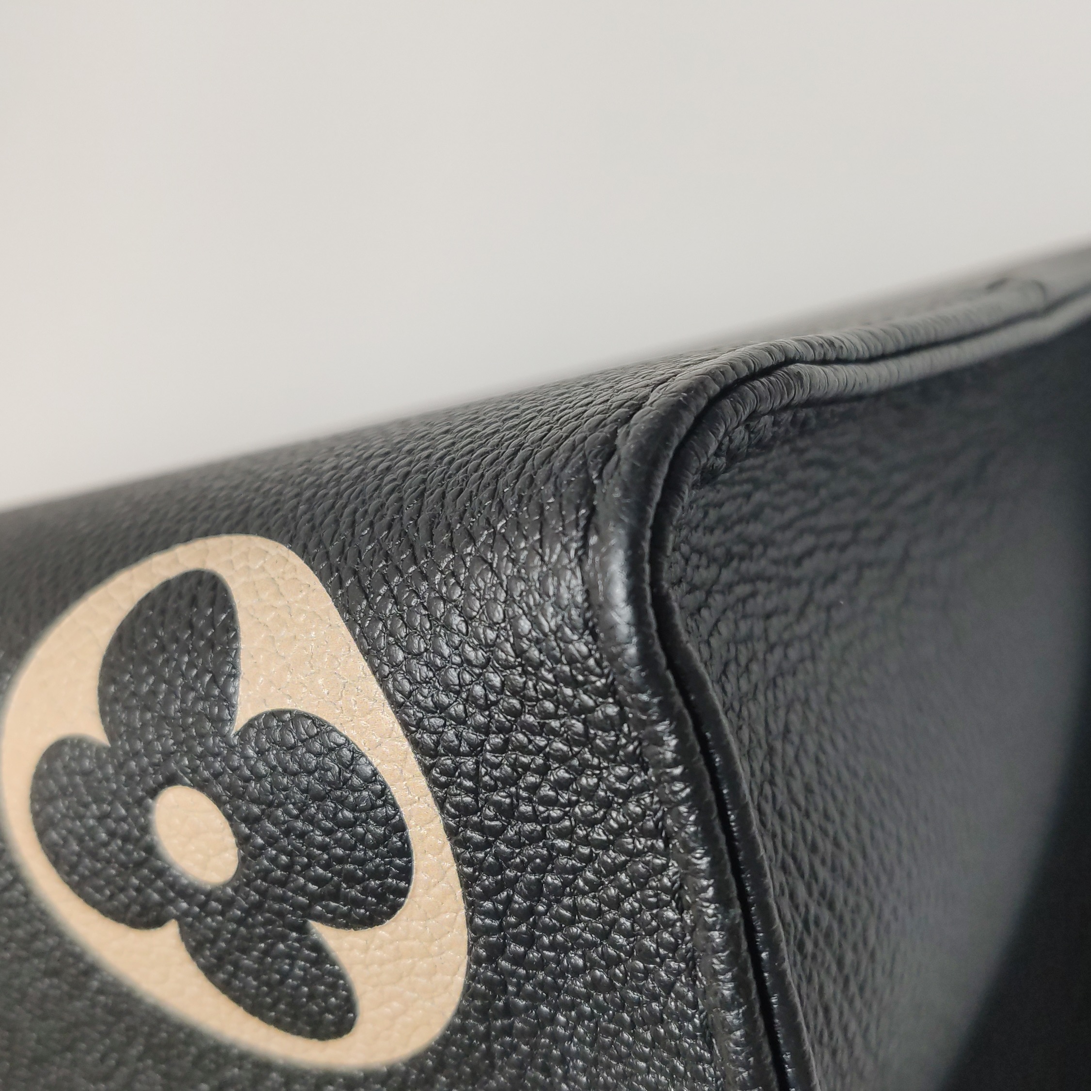 Louis Vuitton(LV) OnTheGo Tote Bicolor Monogram Empreinte Giant MM — photo 12 of 14
