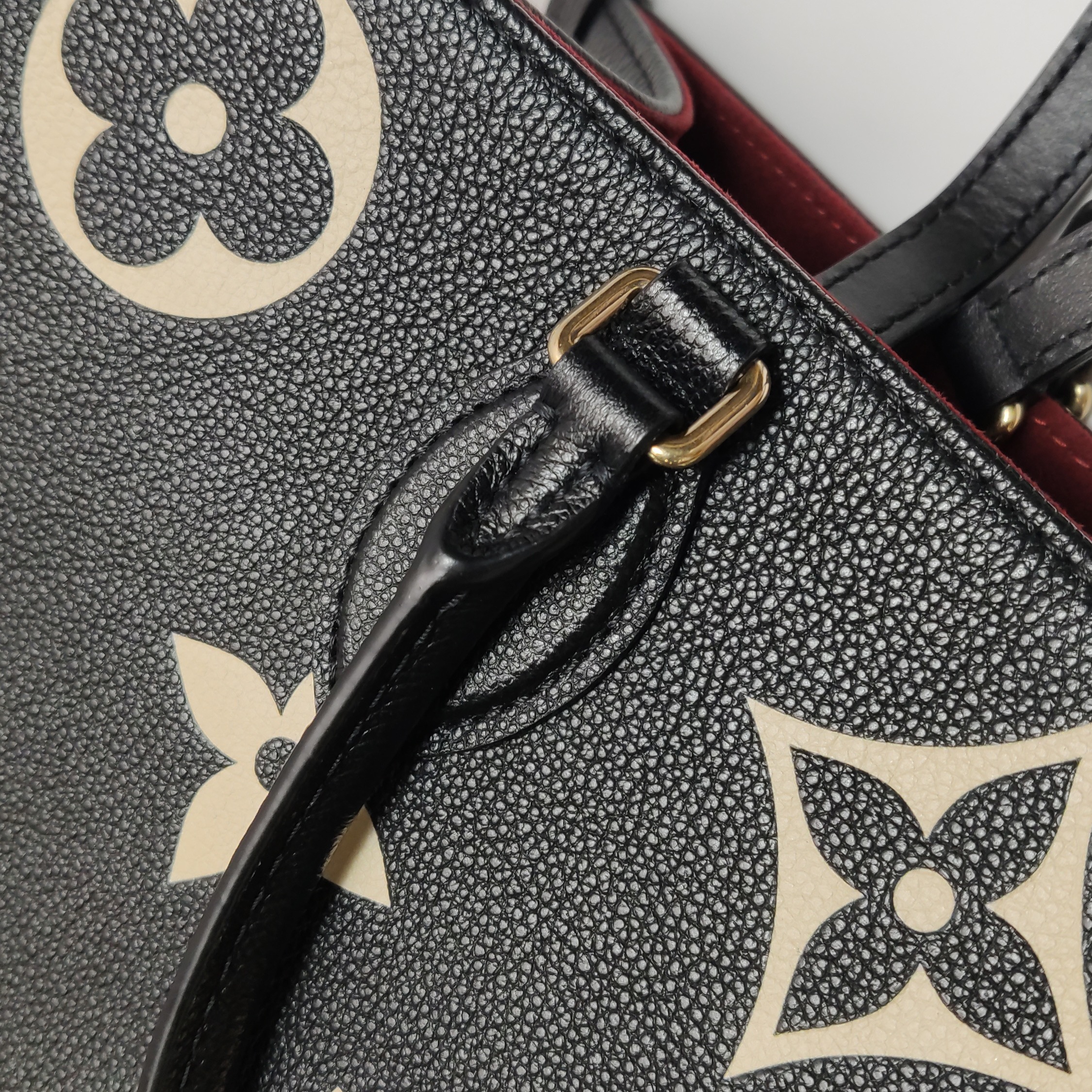 Louis Vuitton(LV) OnTheGo Tote Bicolor Monogram Empreinte Giant MM — photo 11 of 14