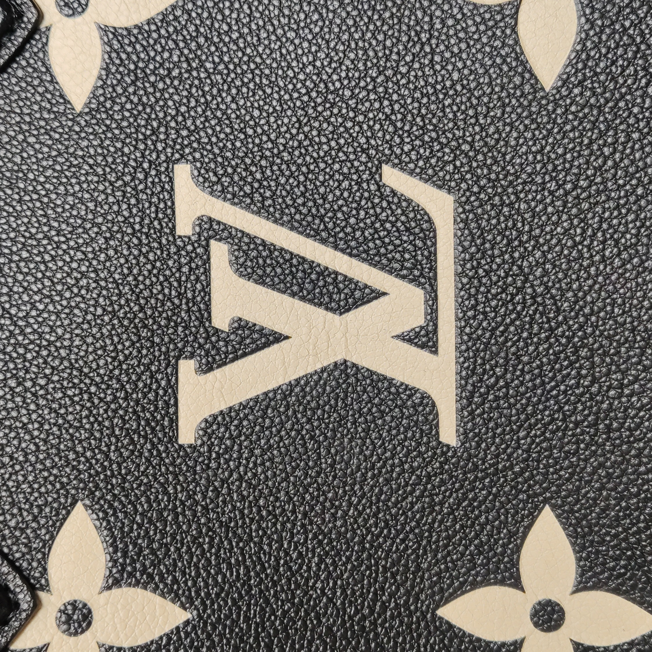 Louis Vuitton(LV) OnTheGo Tote Bicolor Monogram Empreinte Giant MM — photo 10 of 14