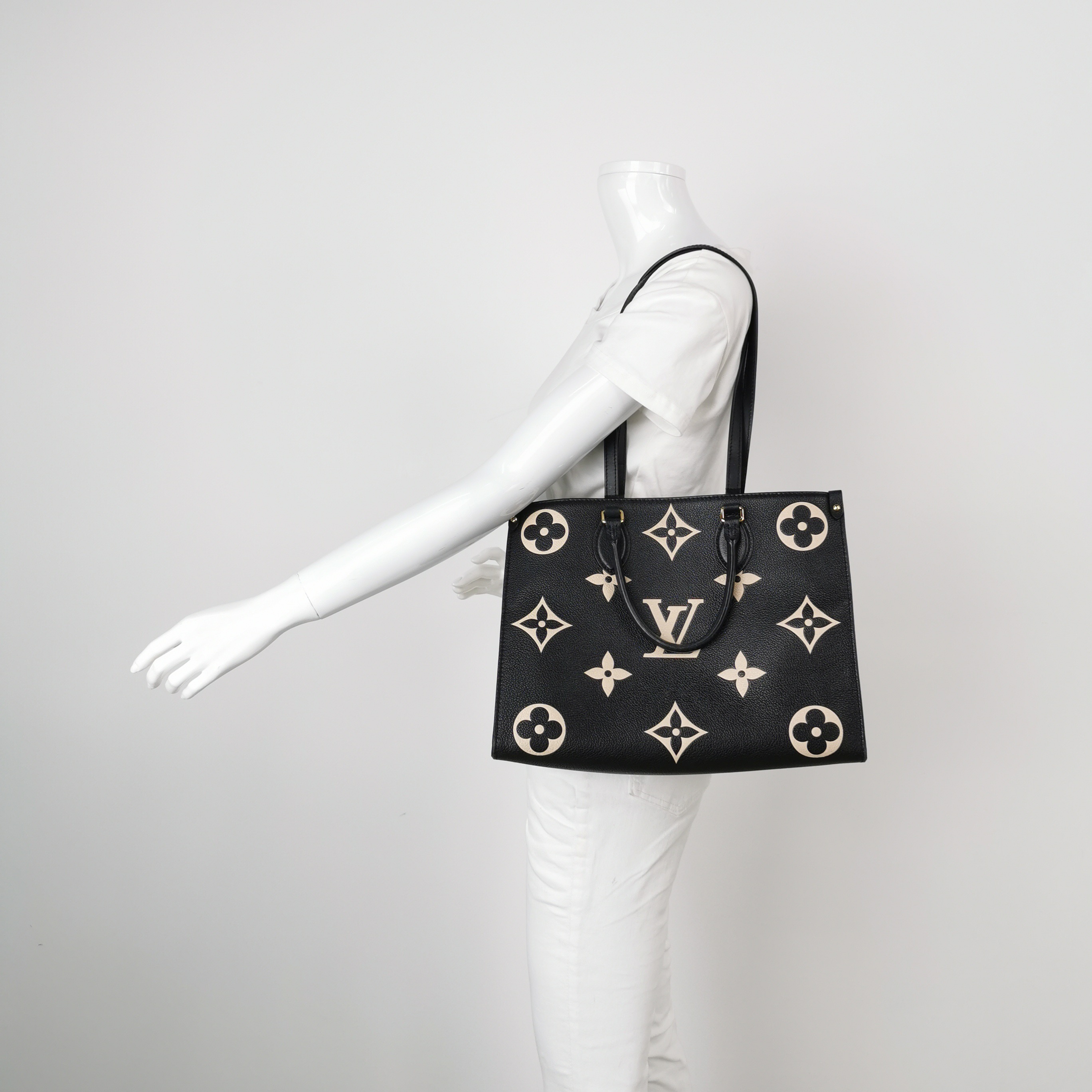 Louis Vuitton(LV) OnTheGo Tote Bicolor Monogram Empreinte Giant MM — alternate view