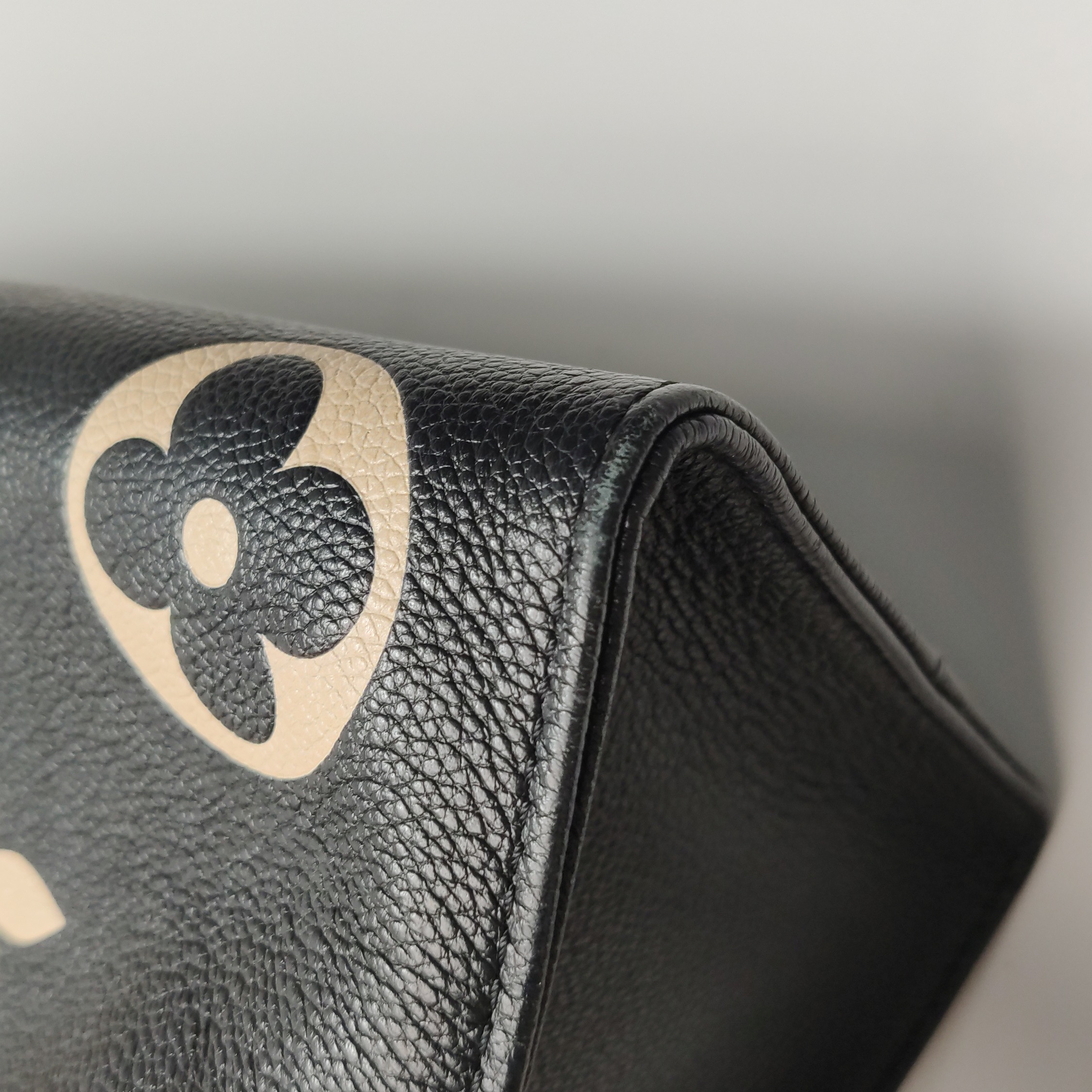 Louis Vuitton(LV) OnTheGo Tote Bicolor Monogram Empreinte Giant MM — photo 14 of 16
