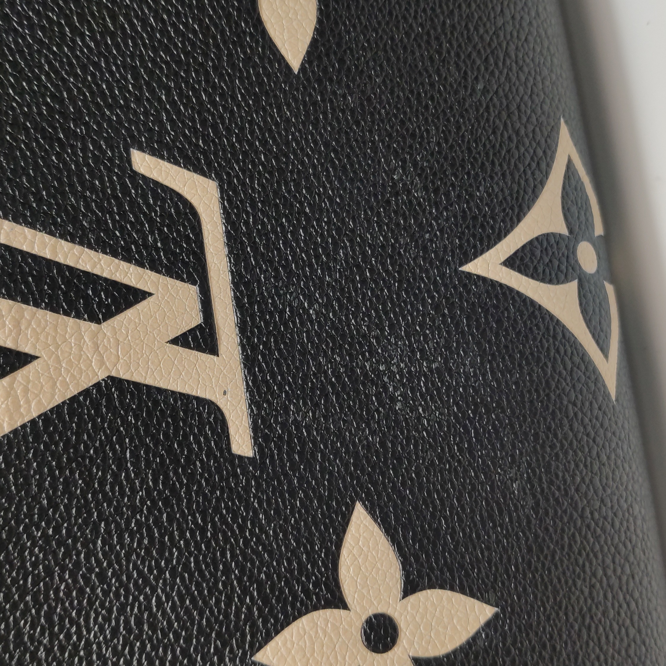 Louis Vuitton(LV) OnTheGo Tote Bicolor Monogram Empreinte Giant MM — photo 11 of 16