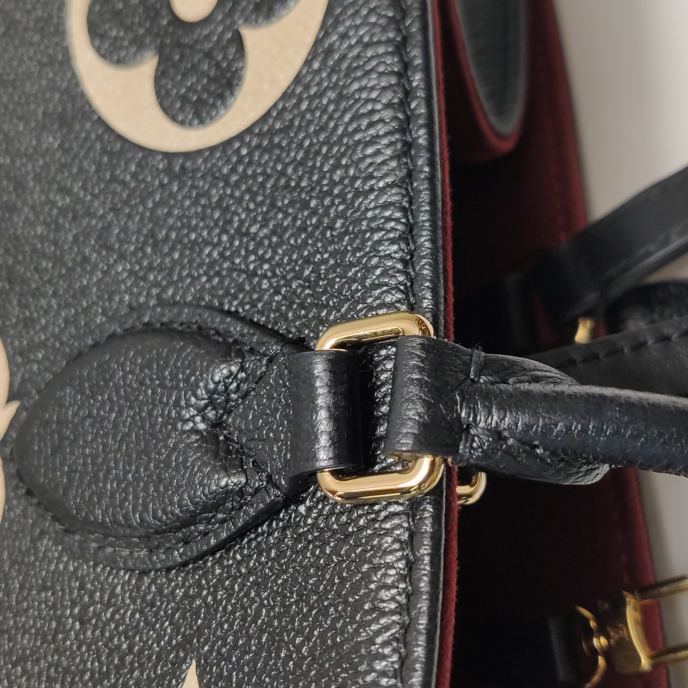 Louis Vuitton(LV) OnTheGo Tote Bicolor Monogram Empreinte Giant MM — photo 11 of 15