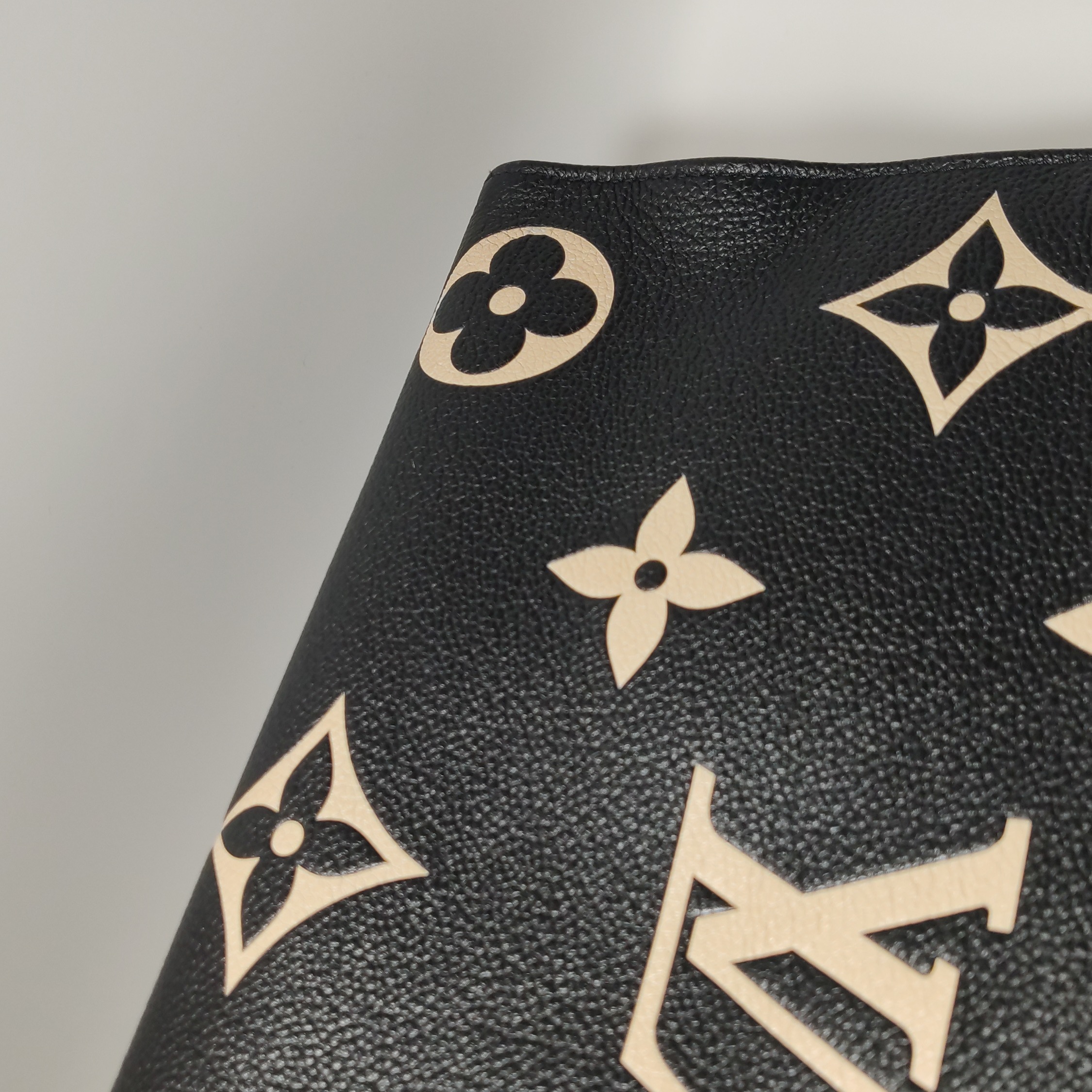 Louis Vuitton(LV) OnTheGo Tote Bicolor Monogram Empreinte Giant MM — photo 10 of 15