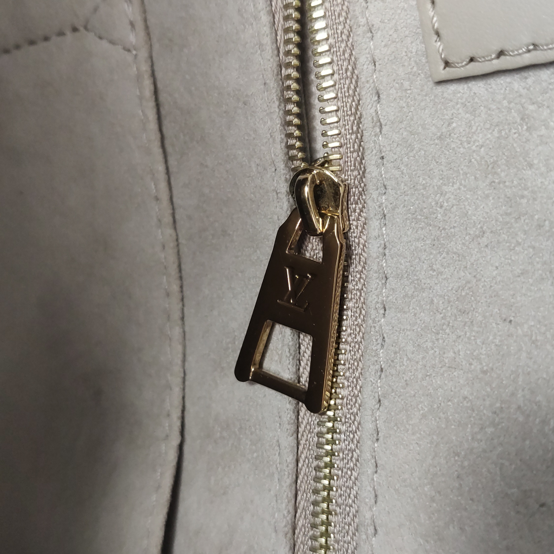 Louis Vuitton(LV) OnTheGo Tote Bicolor Monogram Empreinte Giant MM — photo 9 of 15
