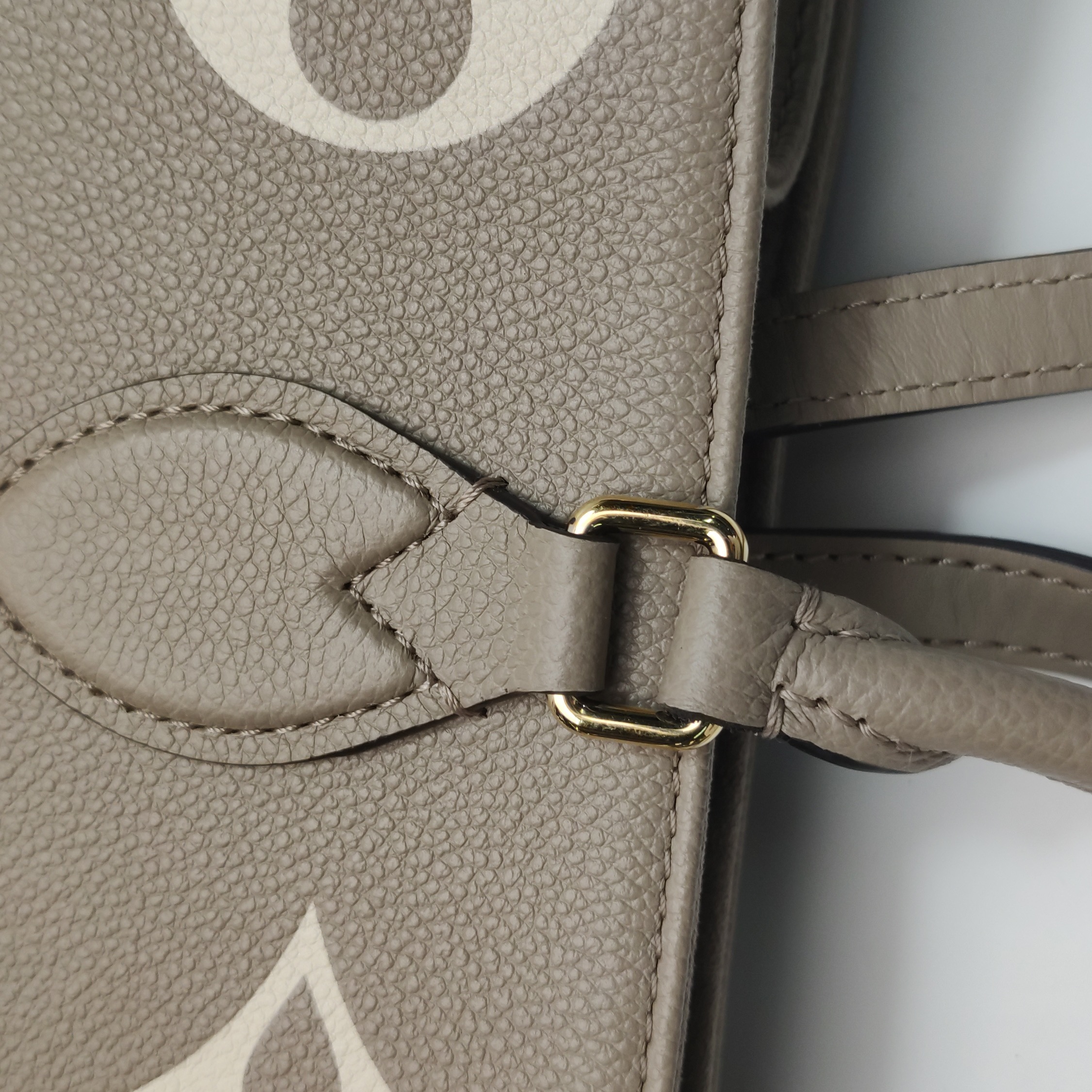 Louis Vuitton(LV) OnTheGo Tote Bicolor Monogram Empreinte Giant MM — photo 12 of 15