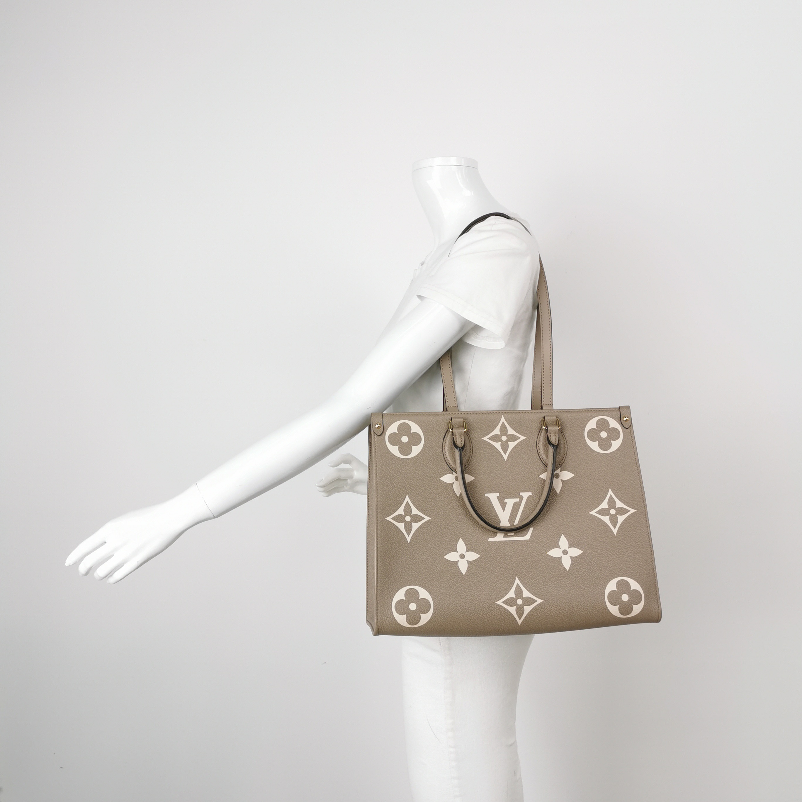 Louis Vuitton(LV) OnTheGo Tote Bicolor Monogram Empreinte Giant MM — alternate view