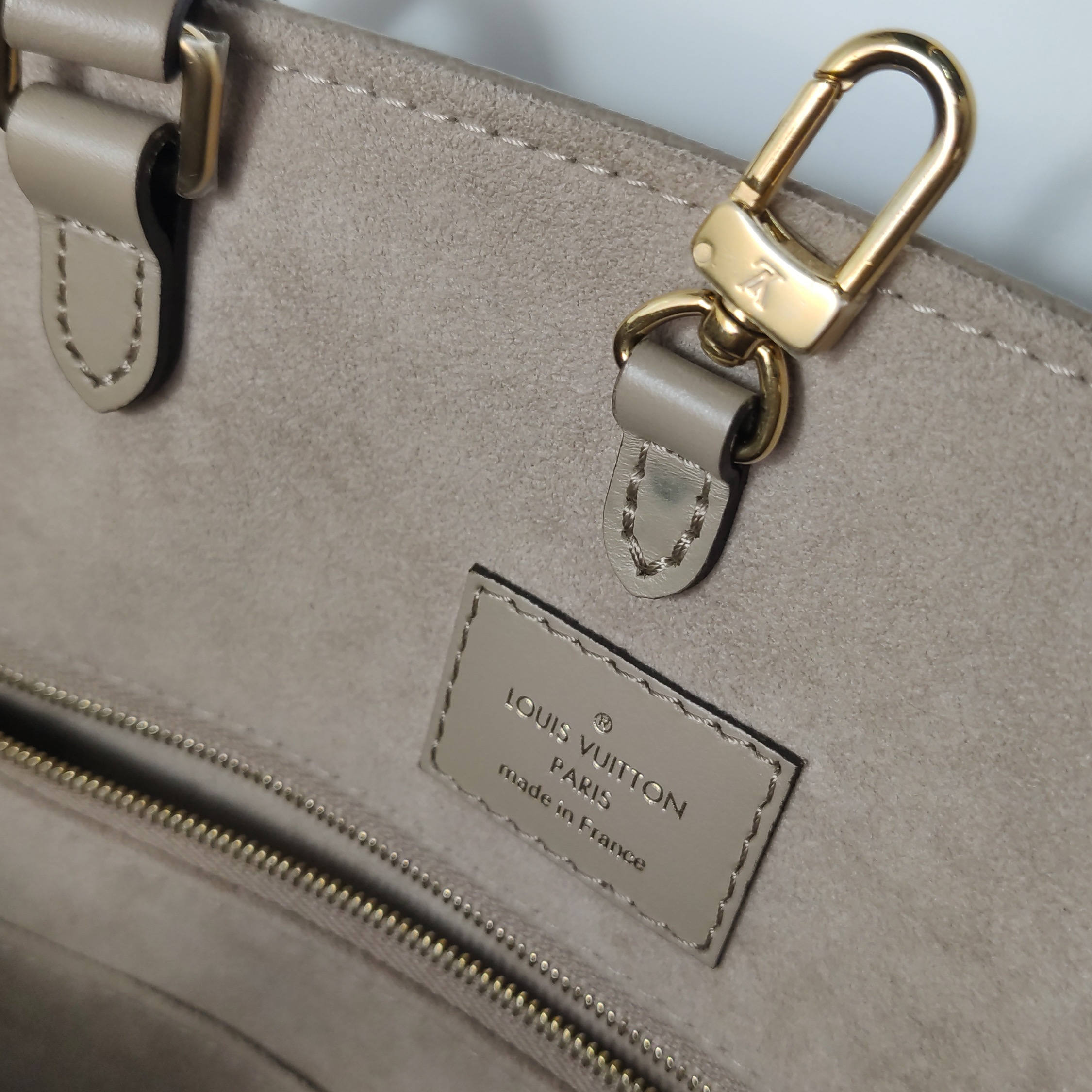 Louis Vuitton(LV) OnTheGo Tote Bicolor Monogram Empreinte Giant MM — photo 9 of 14
