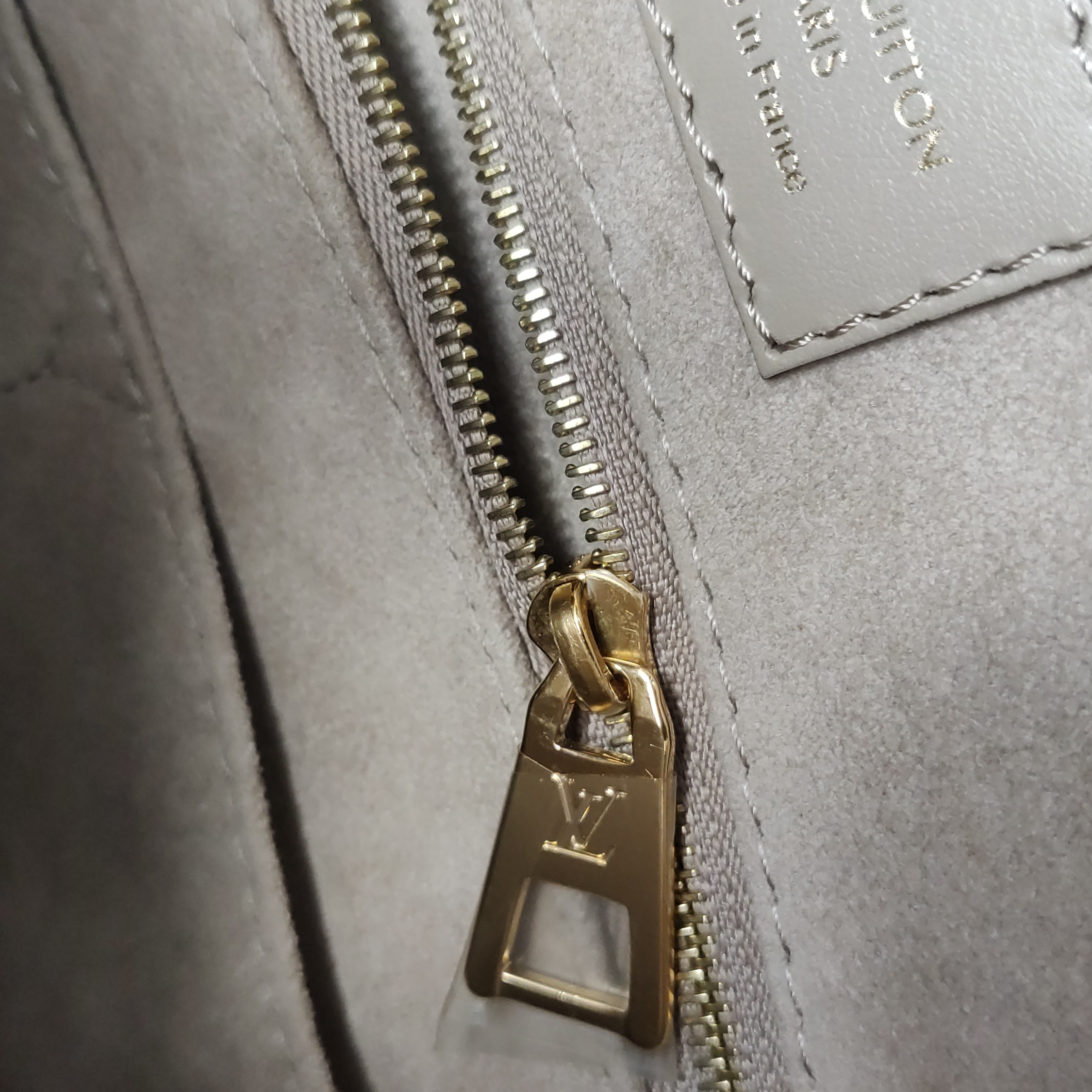 Louis Vuitton(LV) OnTheGo Tote Bicolor Monogram Empreinte Giant MM — photo 10 of 14