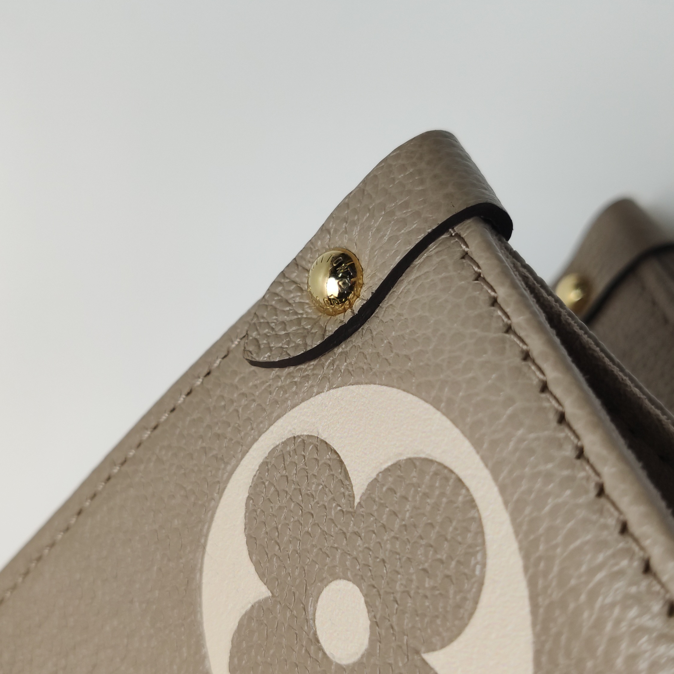 Louis Vuitton(LV) OnTheGo Tote Bicolor Monogram Empreinte Giant MM — photo 12 of 14