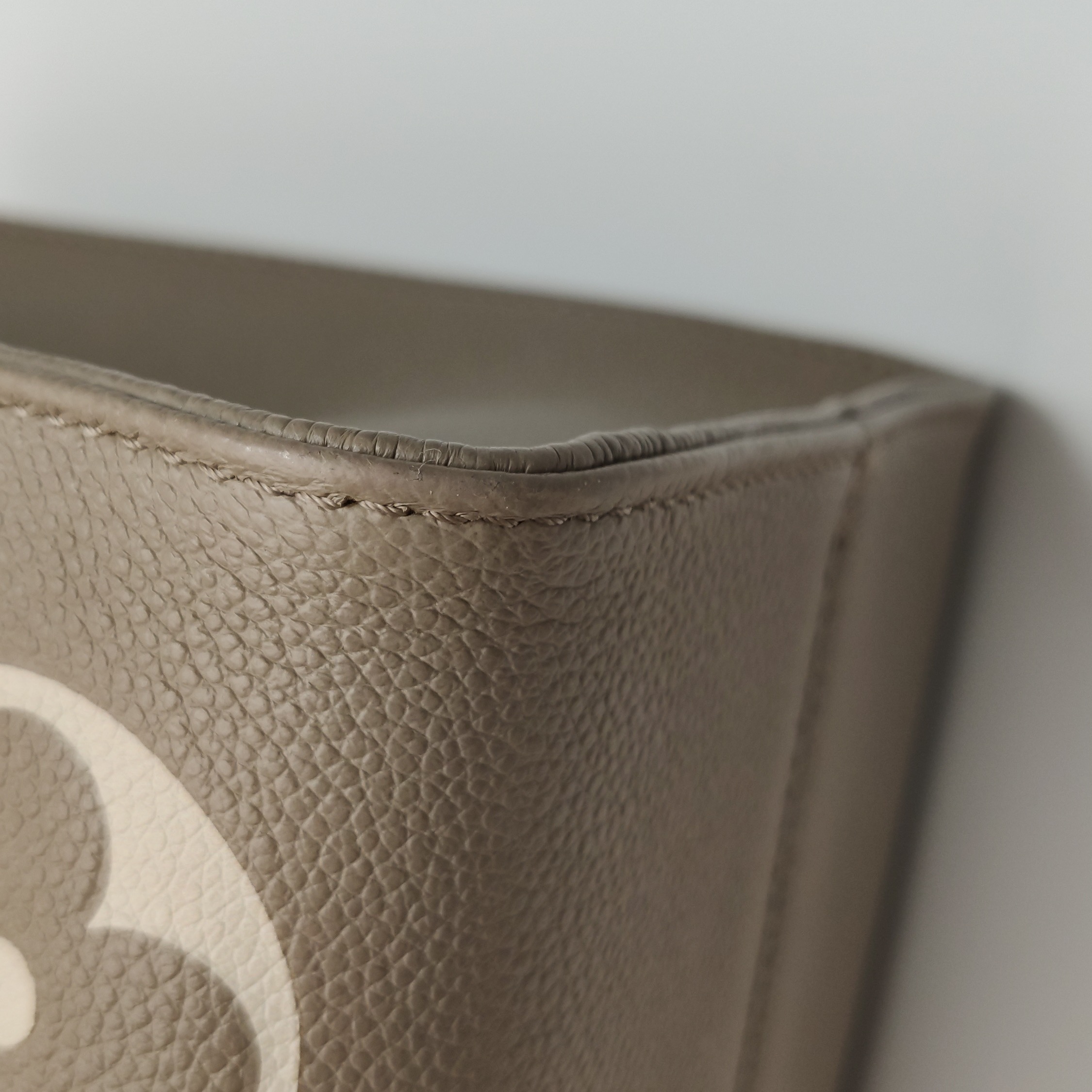 Louis Vuitton(LV) OnTheGo Tote Bicolor Monogram Empreinte Giant MM — photo 11 of 14