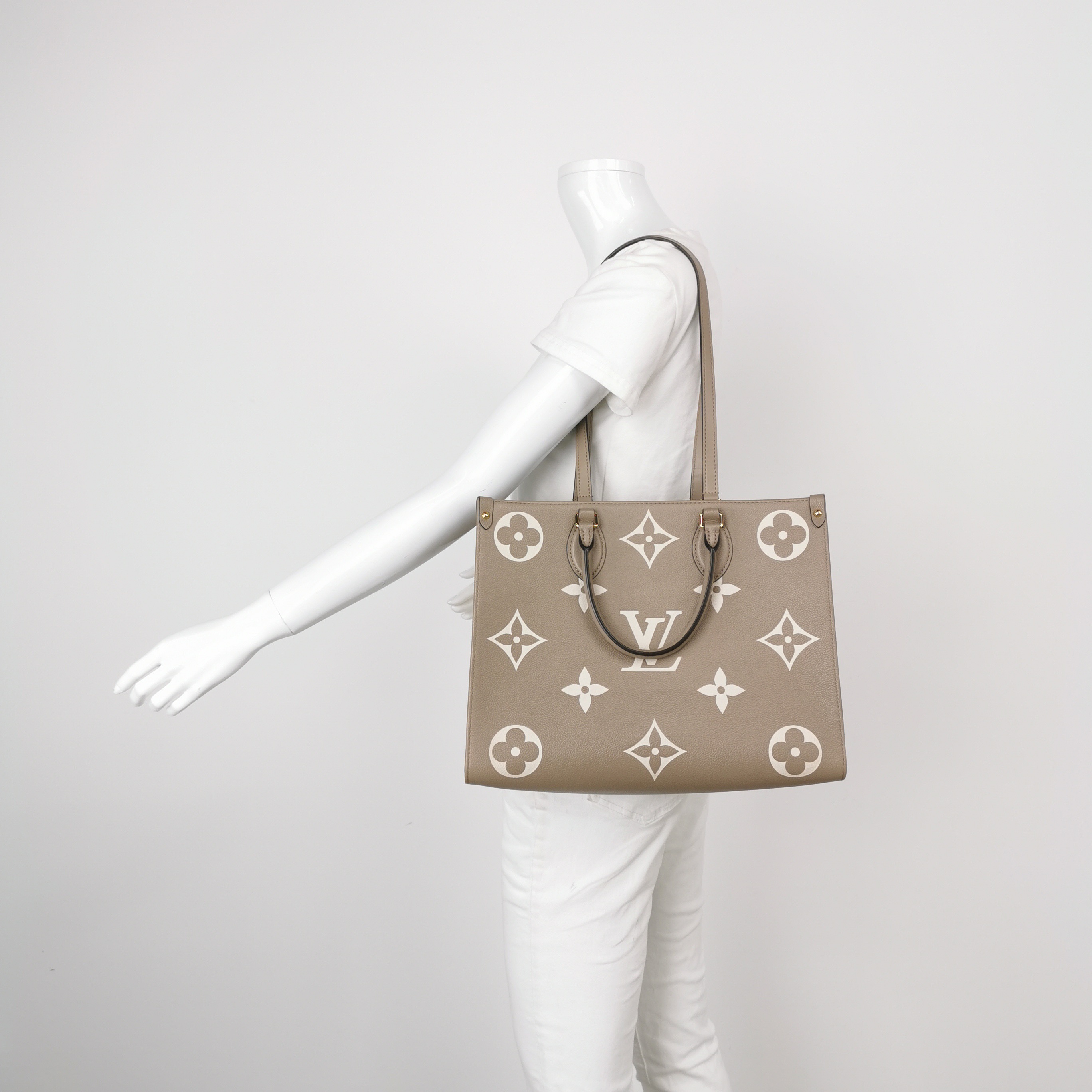 Louis Vuitton(LV) OnTheGo Tote Bicolor Monogram Empreinte Giant MM — alternate view