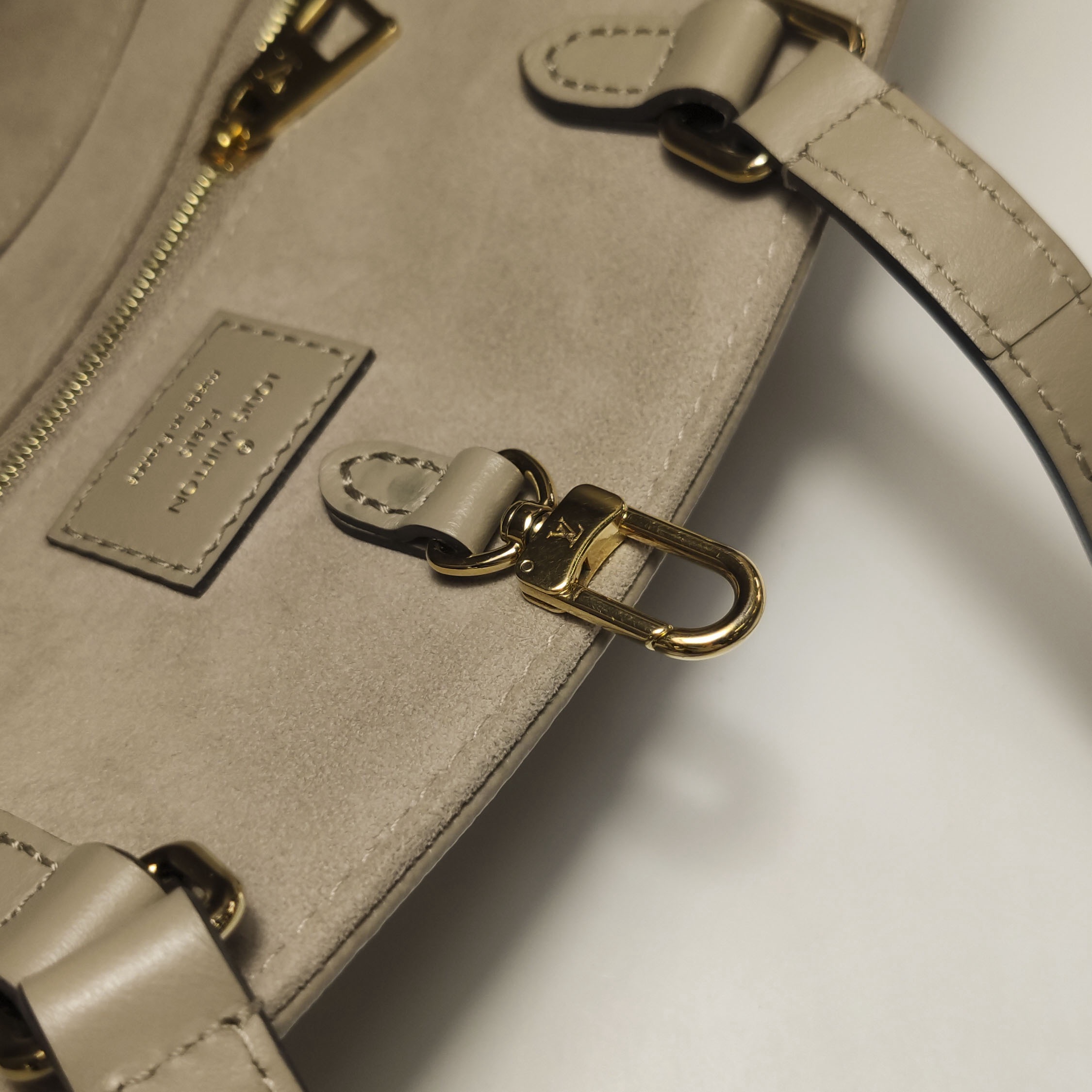 Louis Vuitton(LV) OnTheGo Tote Bicolor Monogram Empreinte Giant MM — photo 11 of 15