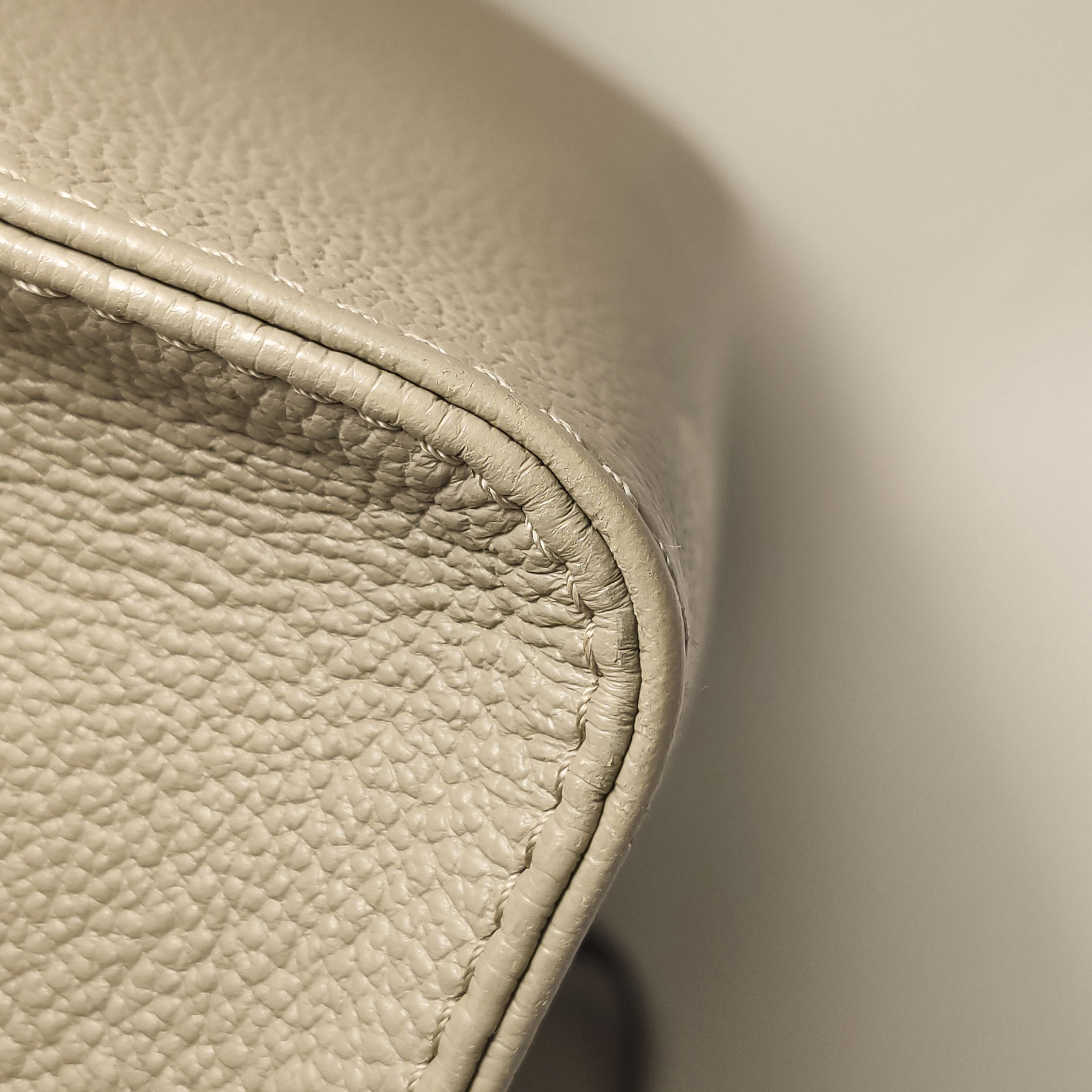 Louis Vuitton(LV) OnTheGo Tote Bicolor Monogram Empreinte Giant MM — photo 12 of 15