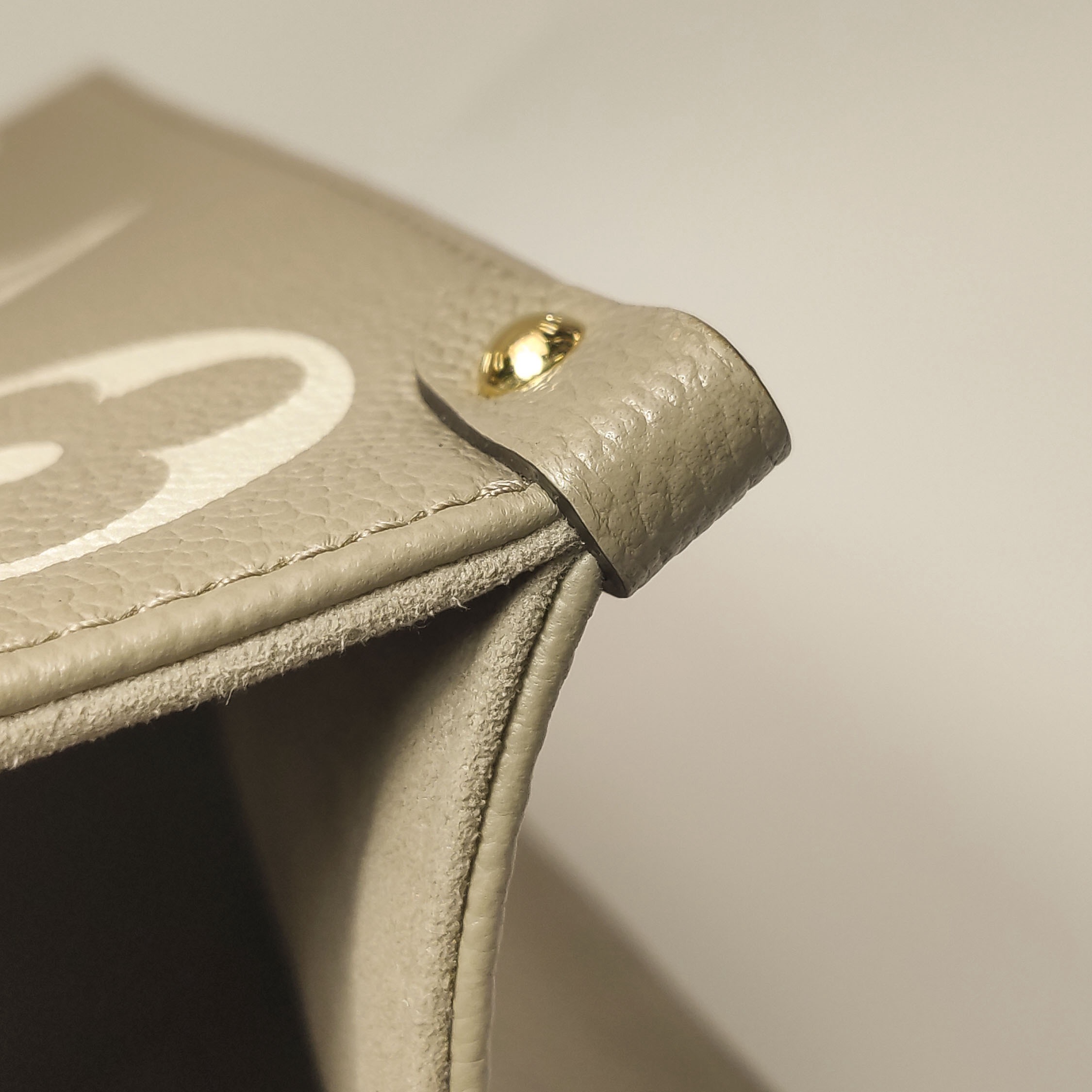 Louis Vuitton(LV) OnTheGo Tote Bicolor Monogram Empreinte Giant MM — photo 10 of 15