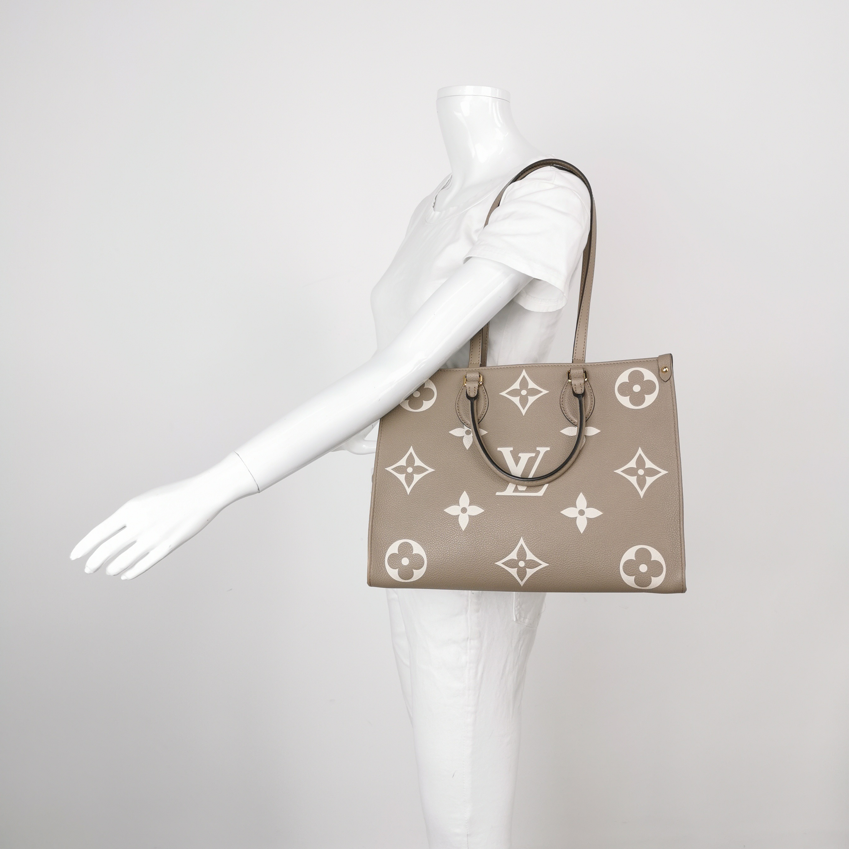 Louis Vuitton(LV) OnTheGo Tote Bicolor Monogram Empreinte Giant MM — alternate view
