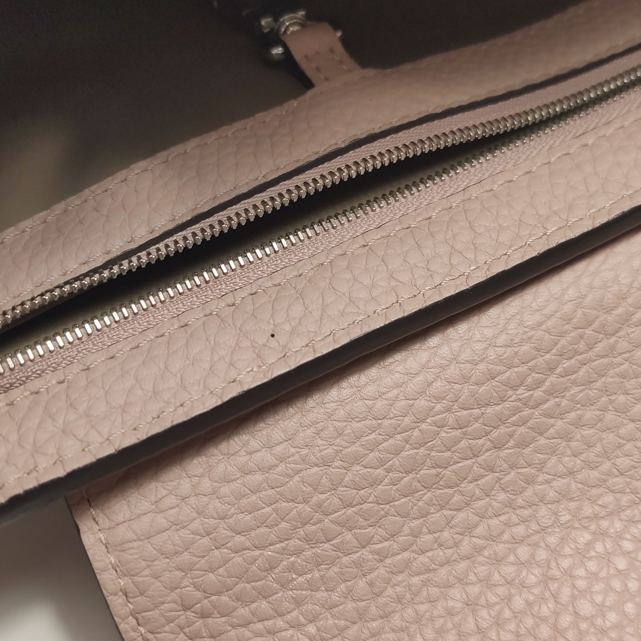 Louis Vuitton(LV) Capucines Bag Leather MM — photo 11 of 23