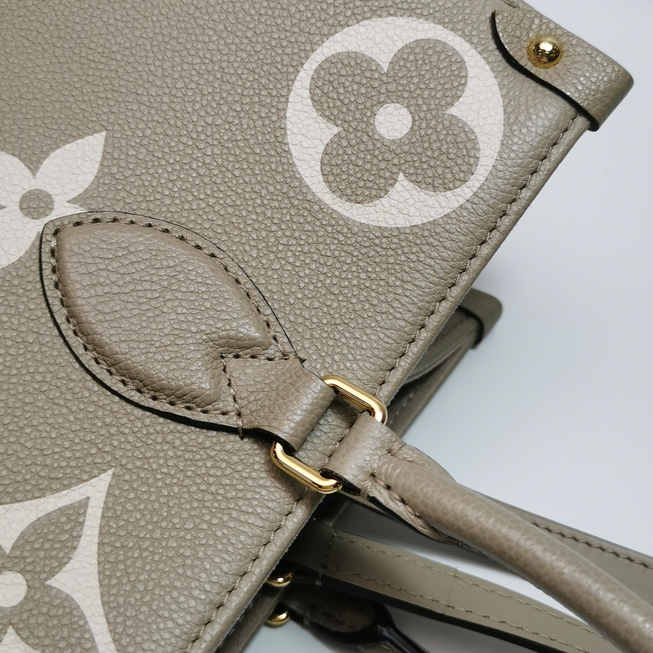 Louis Vuitton(LV) OnTheGo Tote Bicolor Monogram Empreinte Giant MM — photo 11 of 14