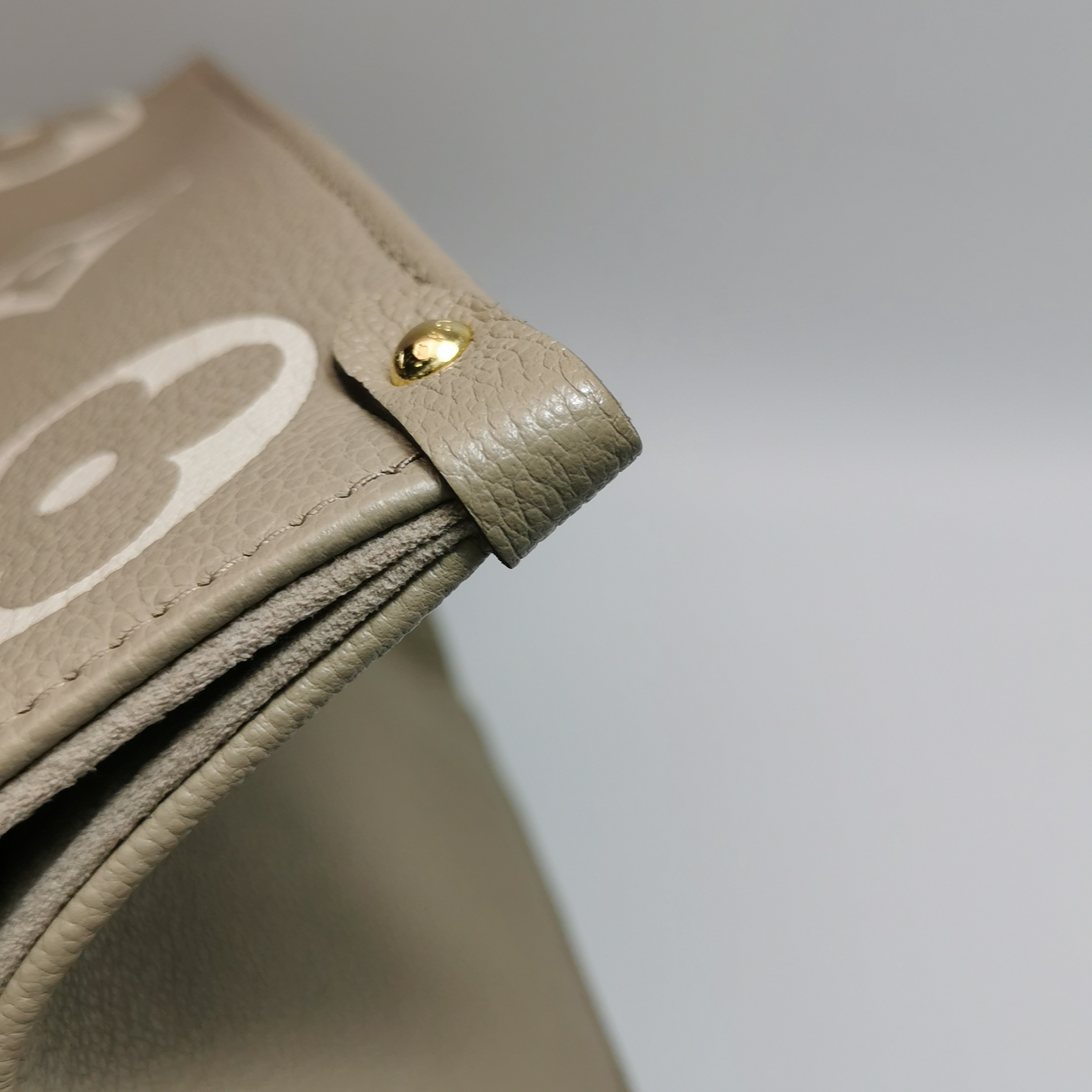 Louis Vuitton(LV) OnTheGo Tote Bicolor Monogram Empreinte Giant MM — photo 12 of 14