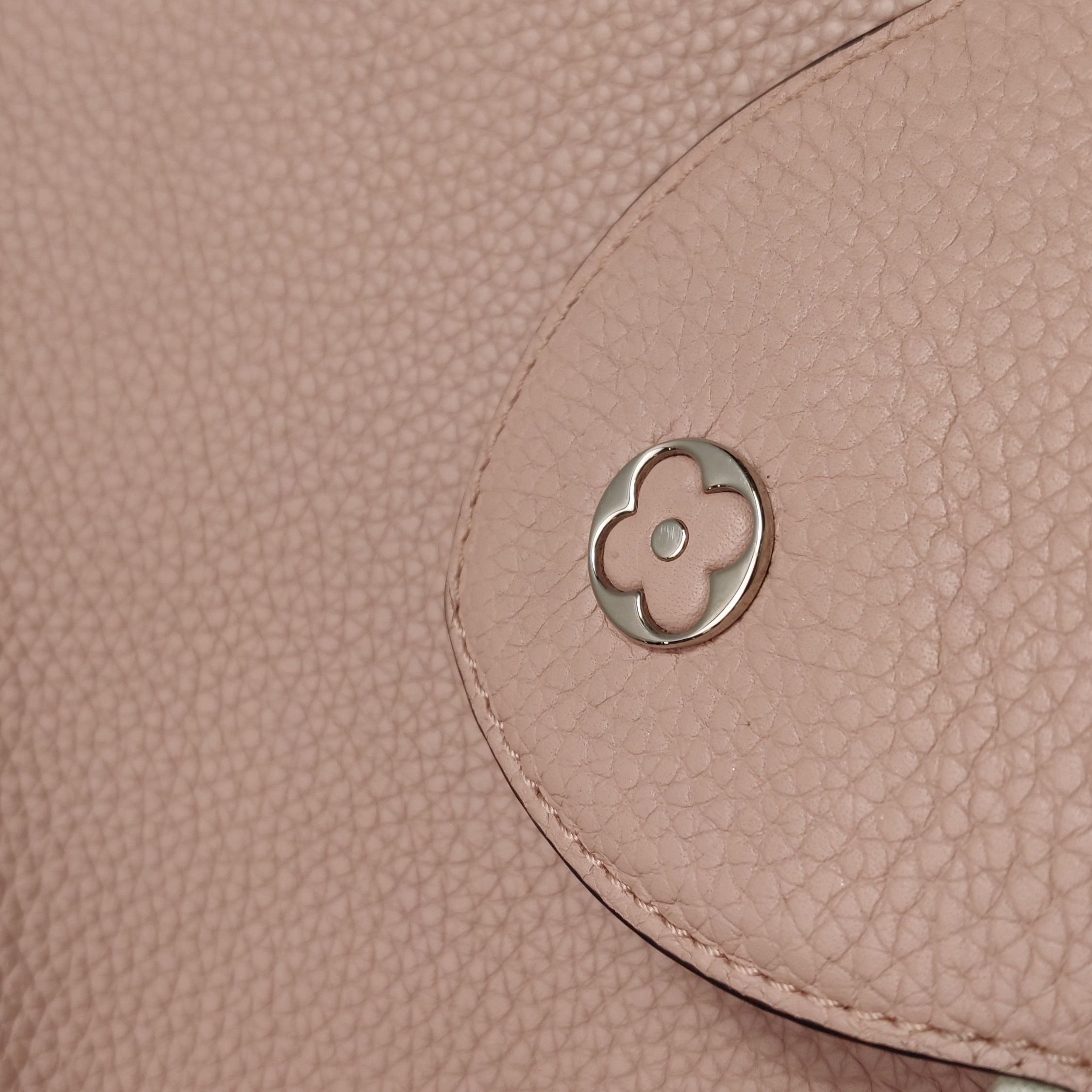 Louis Vuitton(LV) Capucines Bag Leather MM — photo 13 of 23