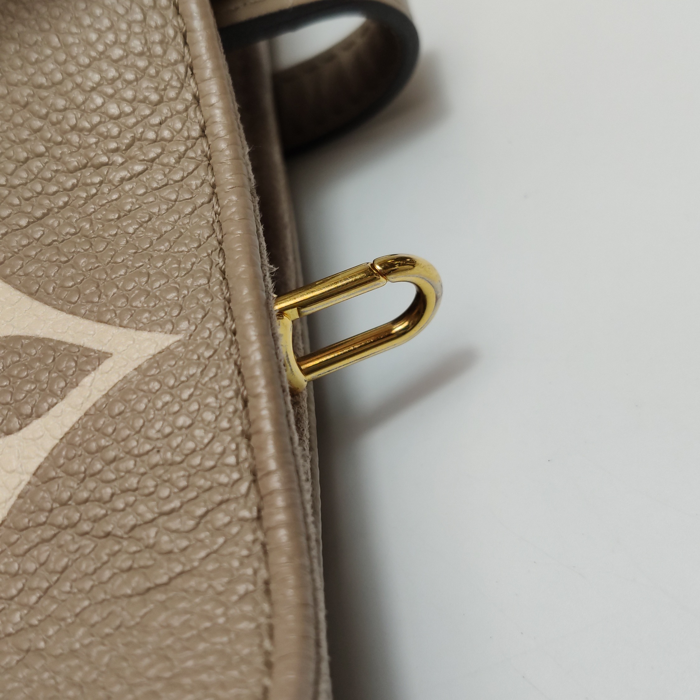 Louis Vuitton(LV) OnTheGo Tote Bicolor Monogram Empreinte Giant MM — photo 10 of 13