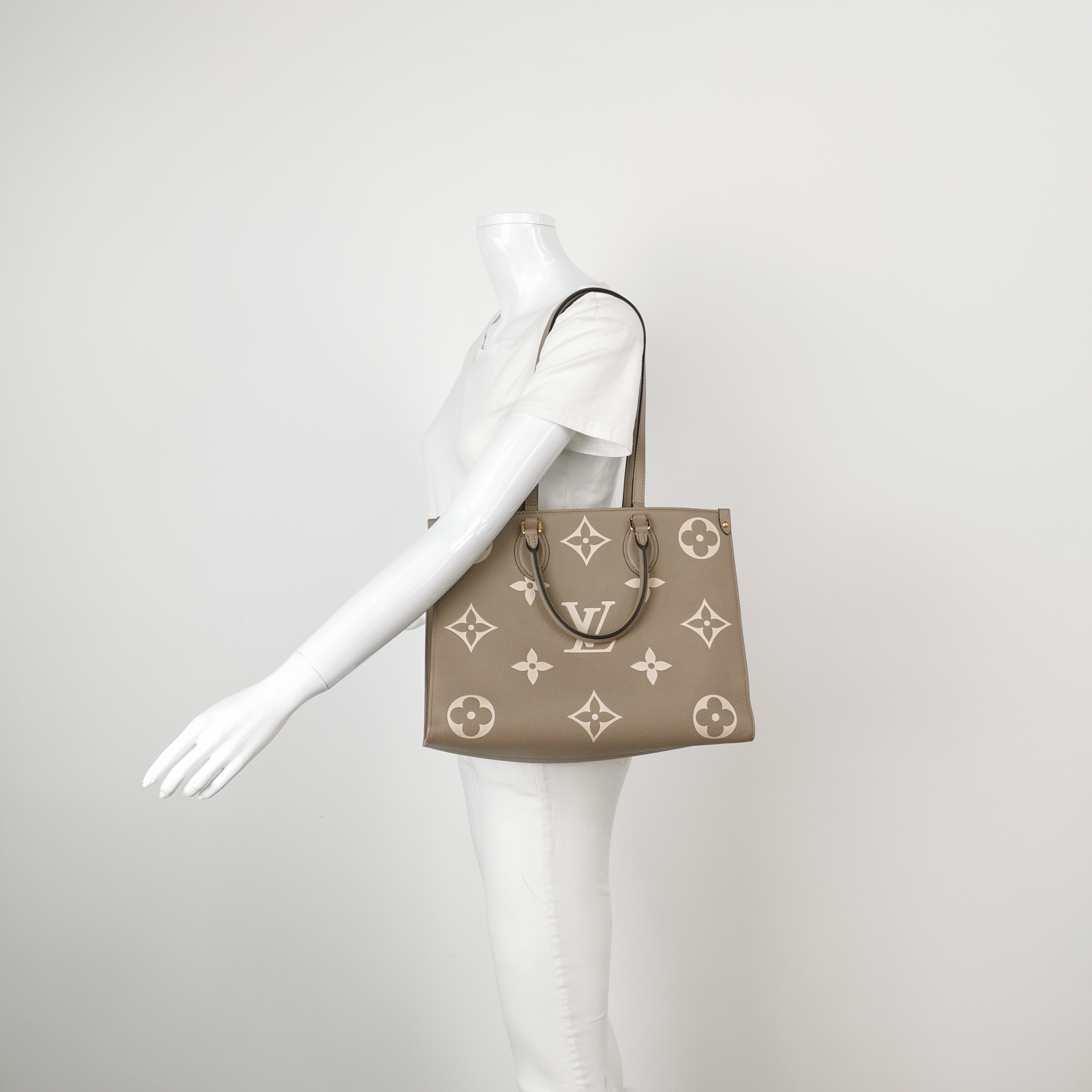 Louis Vuitton(LV) OnTheGo Tote Bicolor Monogram Empreinte Giant MM — alternate view