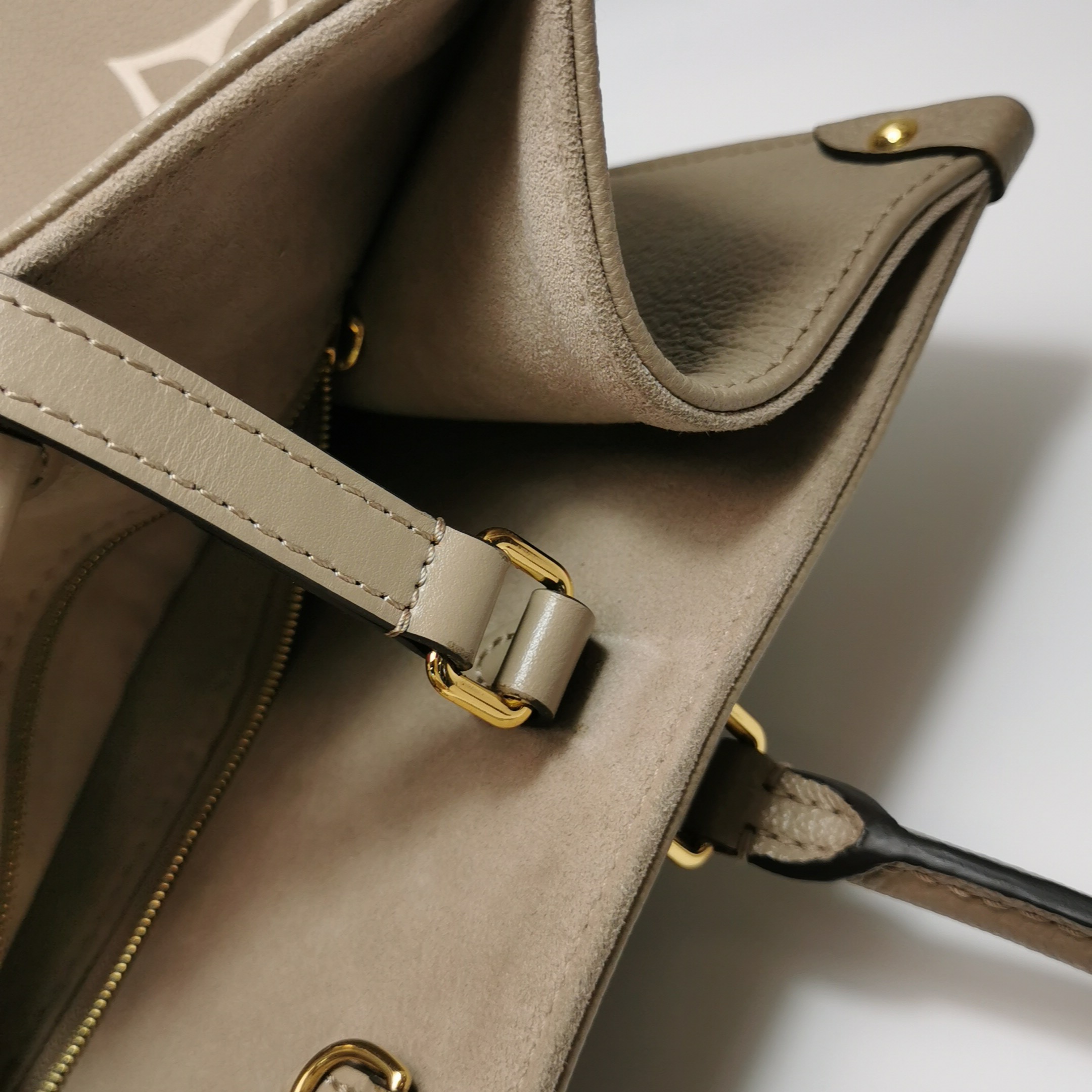 Louis Vuitton(LV) OnTheGo Tote Bicolor Monogram Empreinte Giant MM — photo 10 of 16