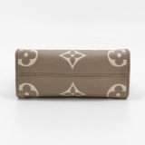 Louis Vuitton(LV) OnTheGo Tote Bicolor Monogram Empreinte Giant BB — thumbnail 6