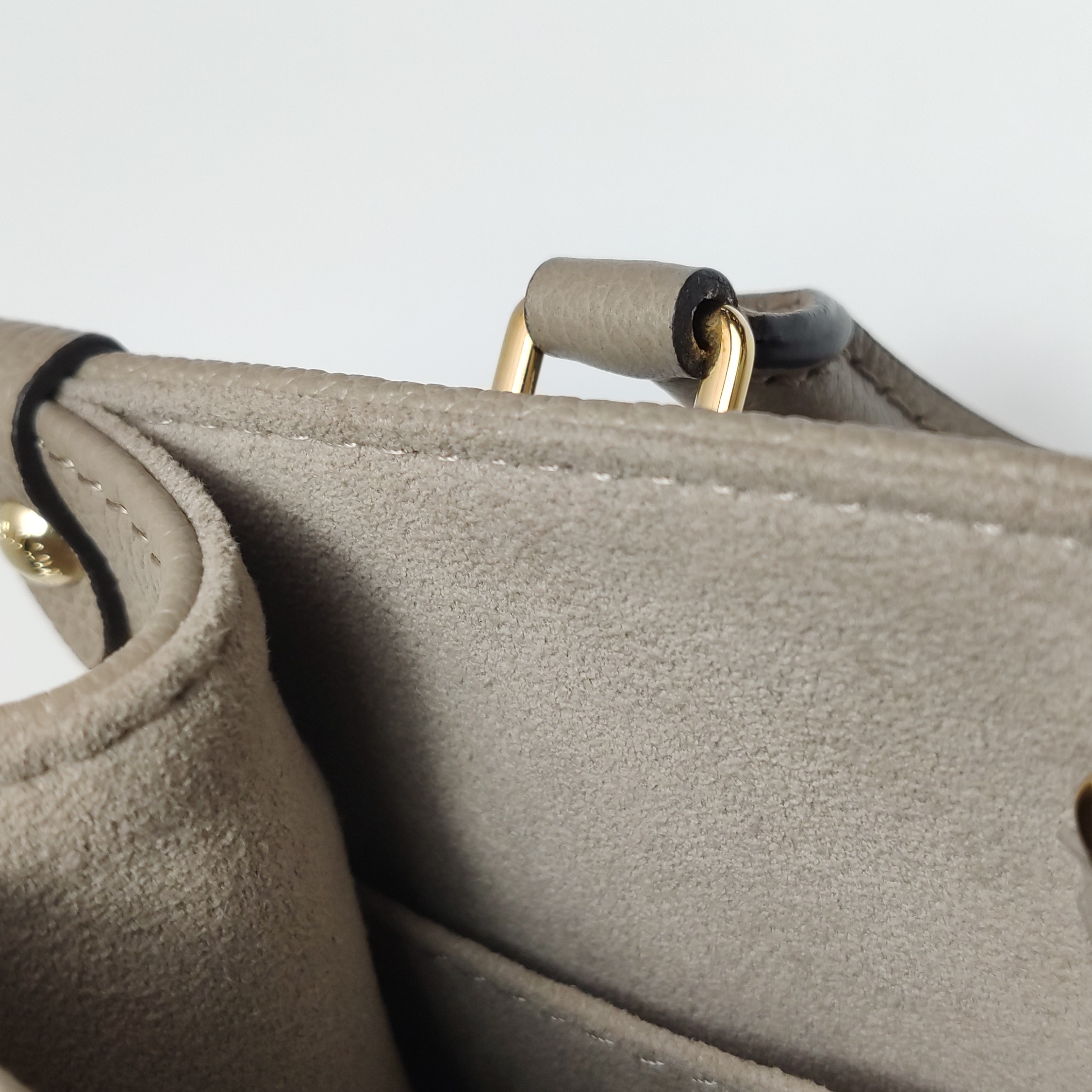 Louis Vuitton(LV) OnTheGo Tote Bicolor Monogram Empreinte Giant BB — photo 9 of 14
