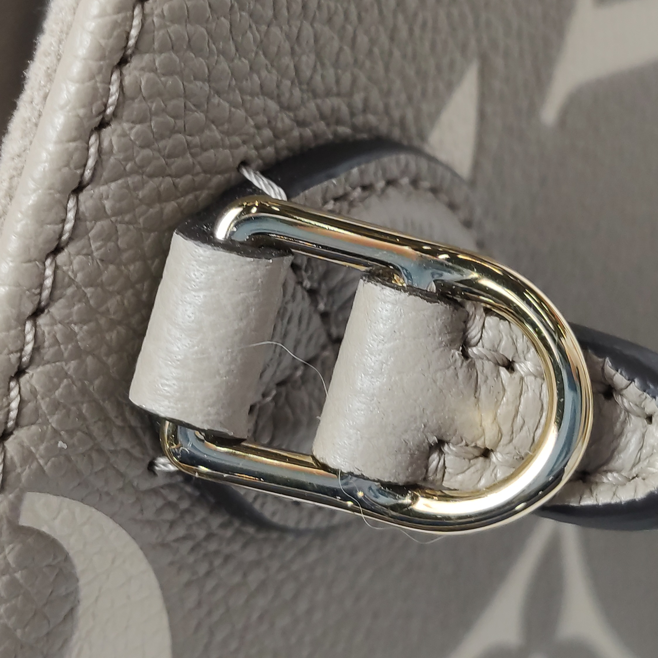 Louis Vuitton(LV) OnTheGo Tote Bicolor Monogram Empreinte Giant BB — photo 11 of 14