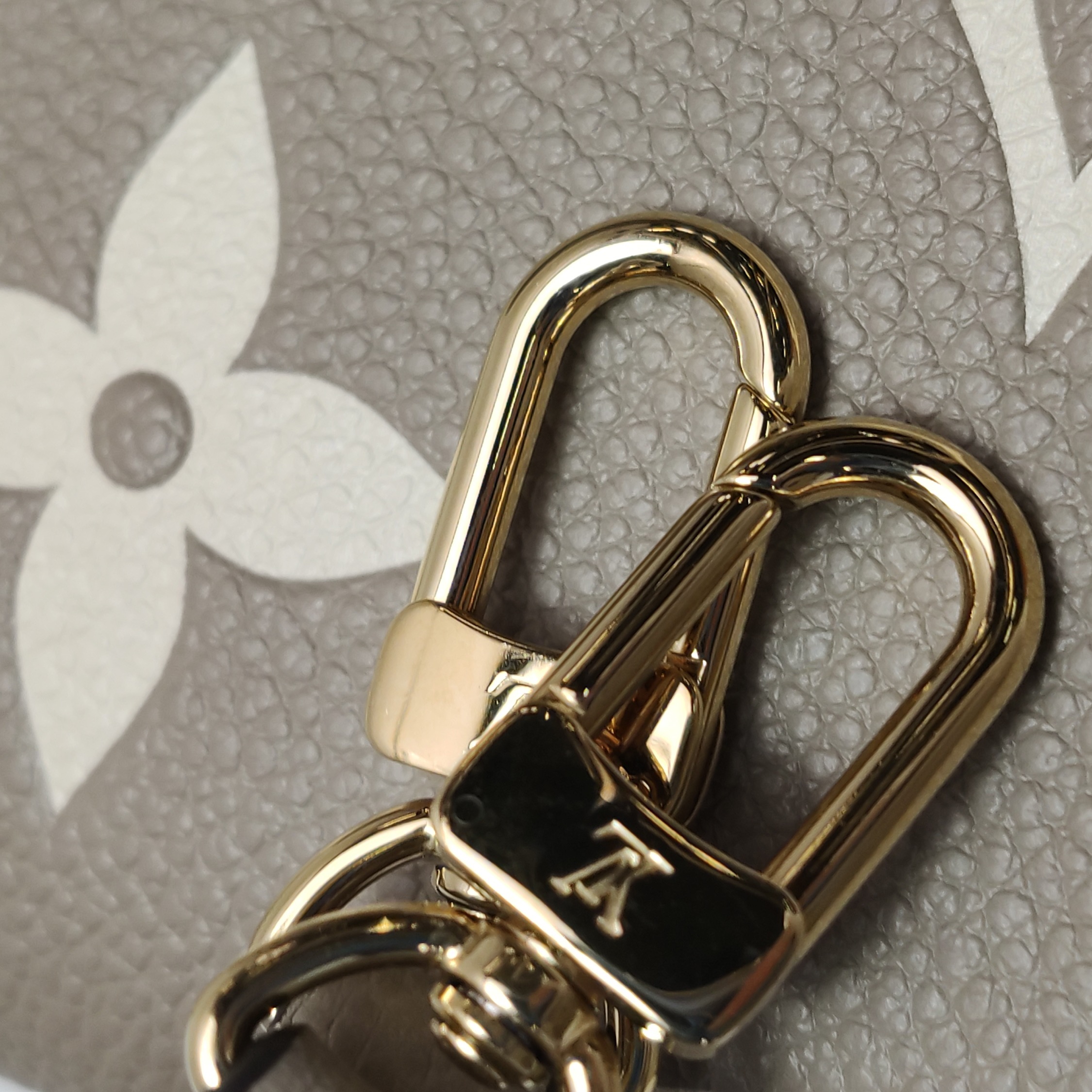 Louis Vuitton(LV) OnTheGo Tote Bicolor Monogram Empreinte Giant BB — photo 10 of 14