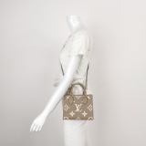 Louis Vuitton(LV) OnTheGo Tote Bicolor Monogram Empreinte Giant BB — thumbnail 2
