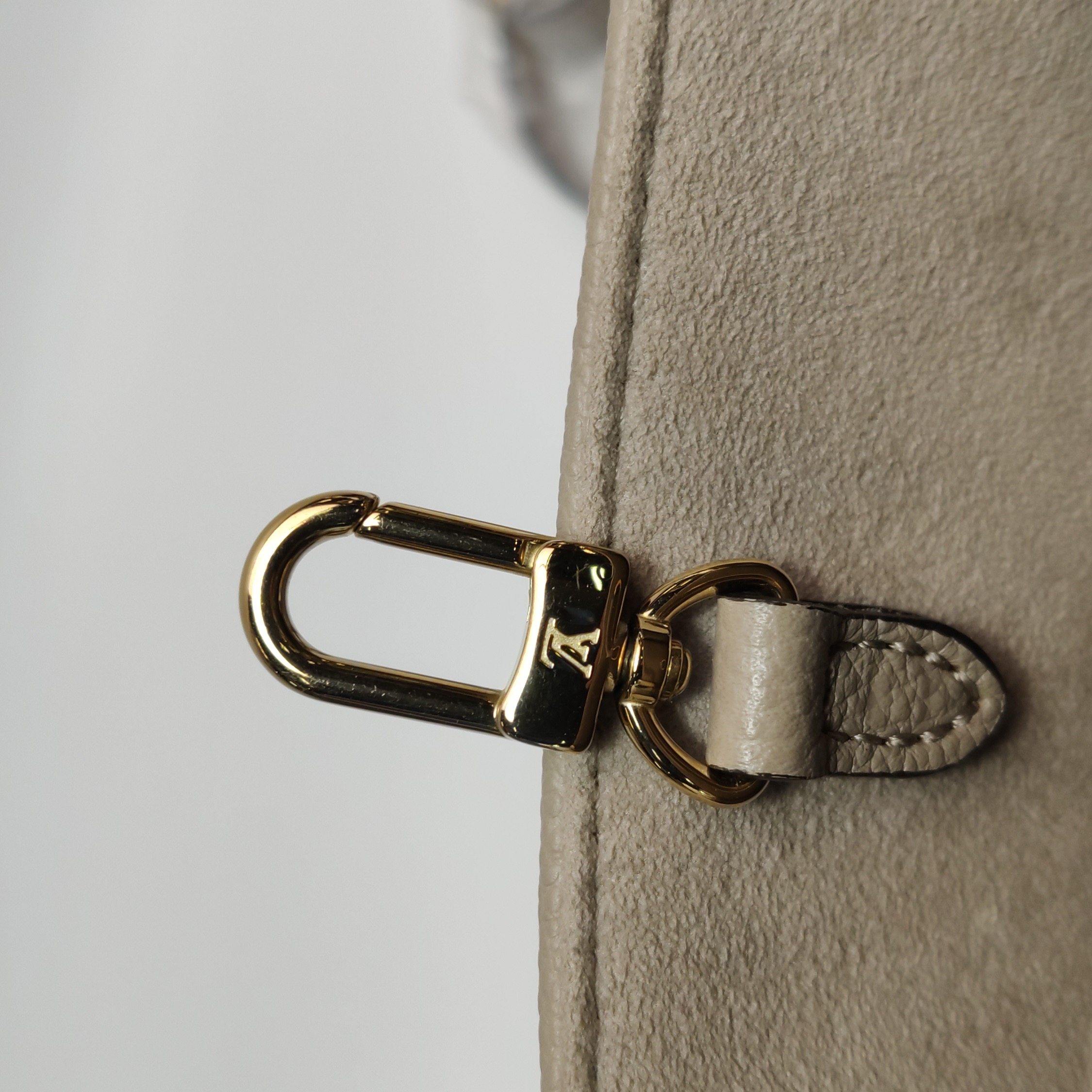 Louis Vuitton(LV) OnTheGo Tote Bicolor Monogram Empreinte Giant BB — photo 12 of 15