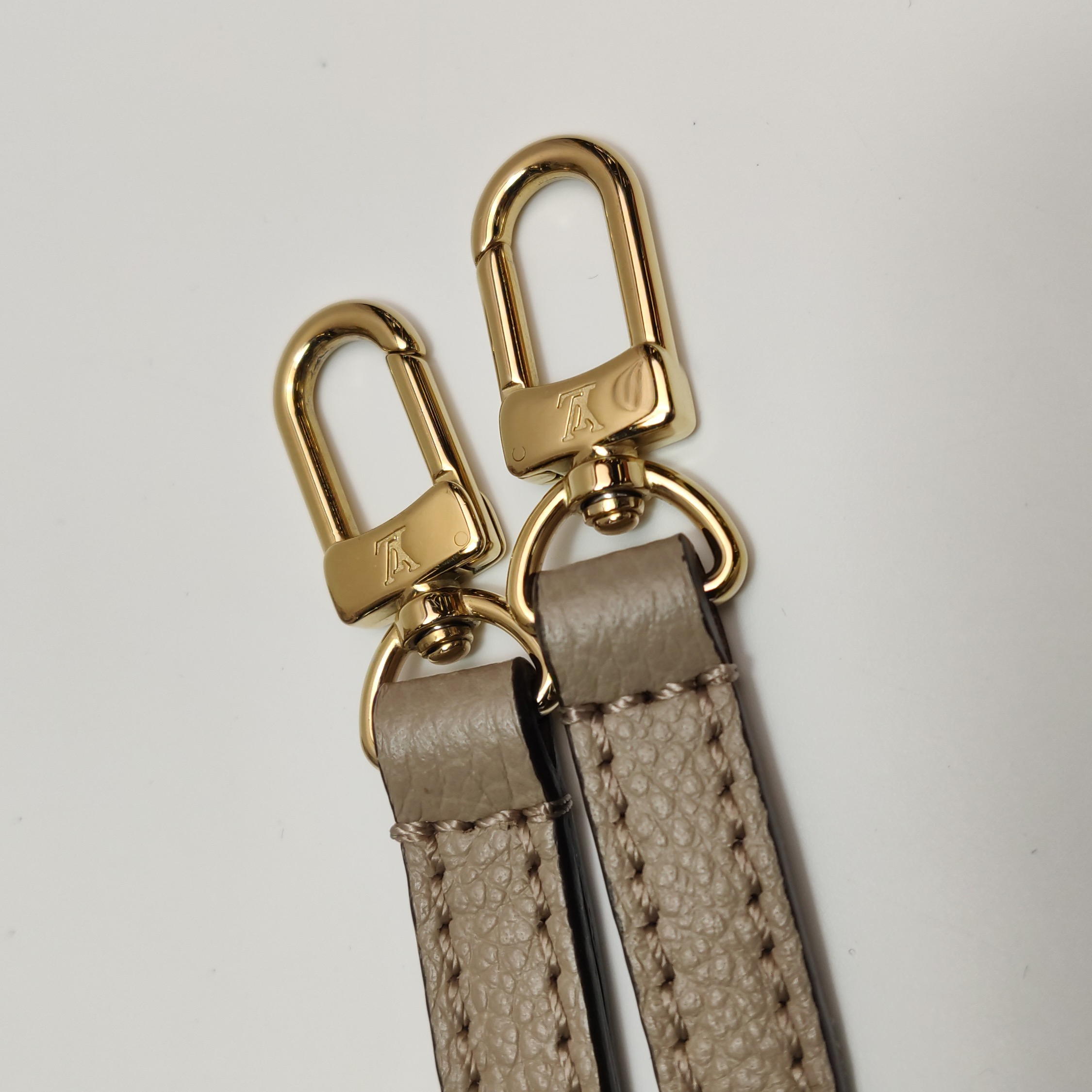 Louis Vuitton(LV) OnTheGo Tote Bicolor Monogram Empreinte Giant BB — photo 10 of 15