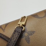 Louis Vuitton(LV) OnTheGo Tote Reverse Monogram Giant BB — thumbnail 12