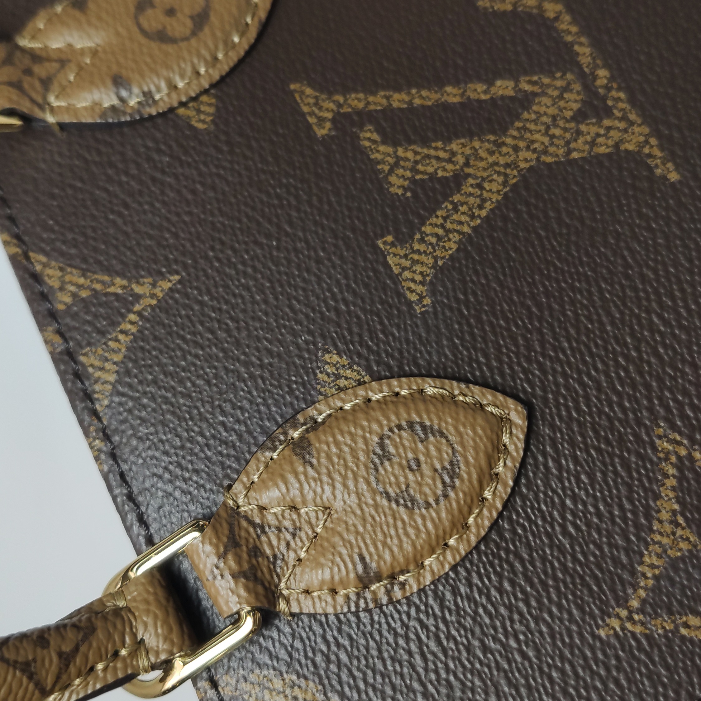 Louis Vuitton(LV) OnTheGo Tote Reverse Monogram Giant BB — photo 11 of 15