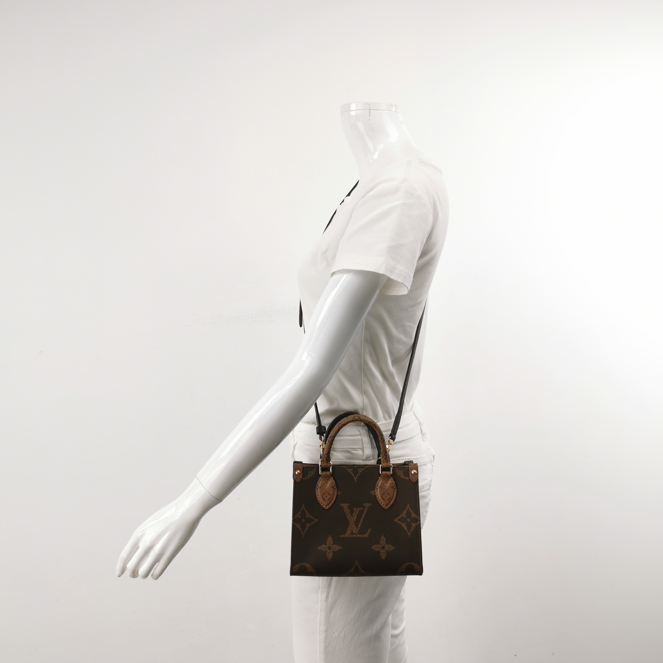 Louis Vuitton(LV) OnTheGo Tote Reverse Monogram Giant BB — alternate view