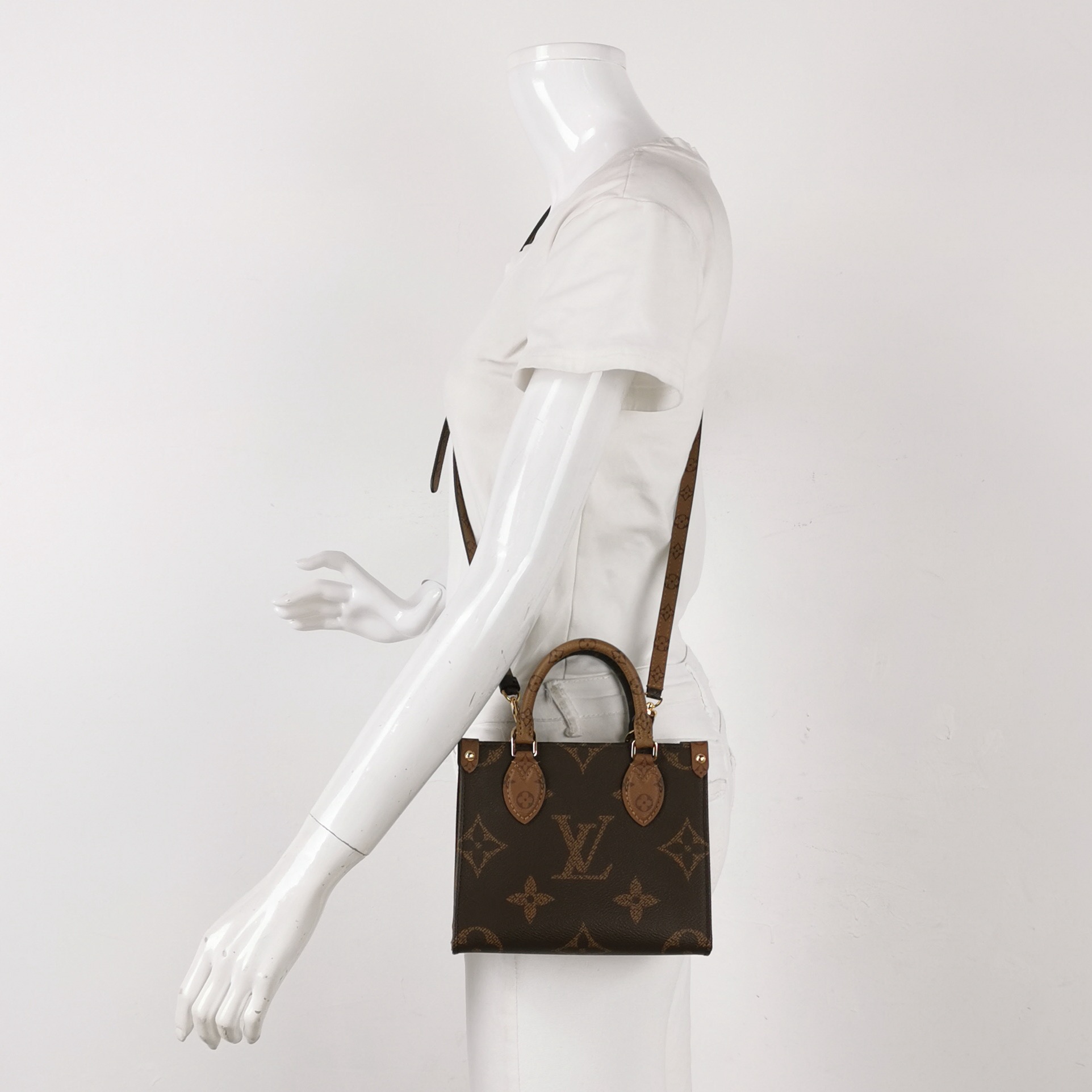 Louis Vuitton(LV) OnTheGo Tote Reverse Monogram Giant BB — alternate view