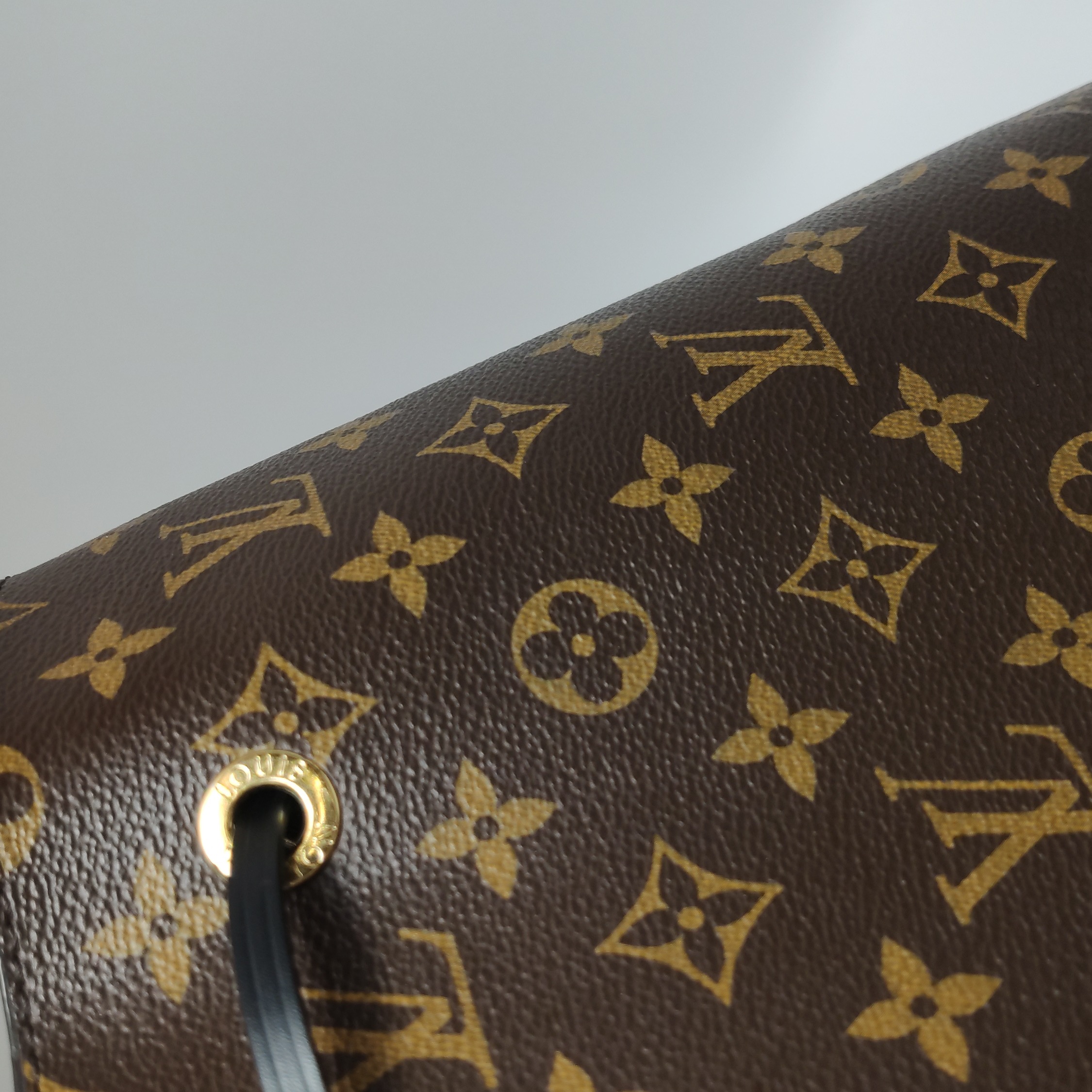 Louis Vuitton(LV) NeoNoe Handbag Monogram Canvas with Leather MM — photo 13 of 22