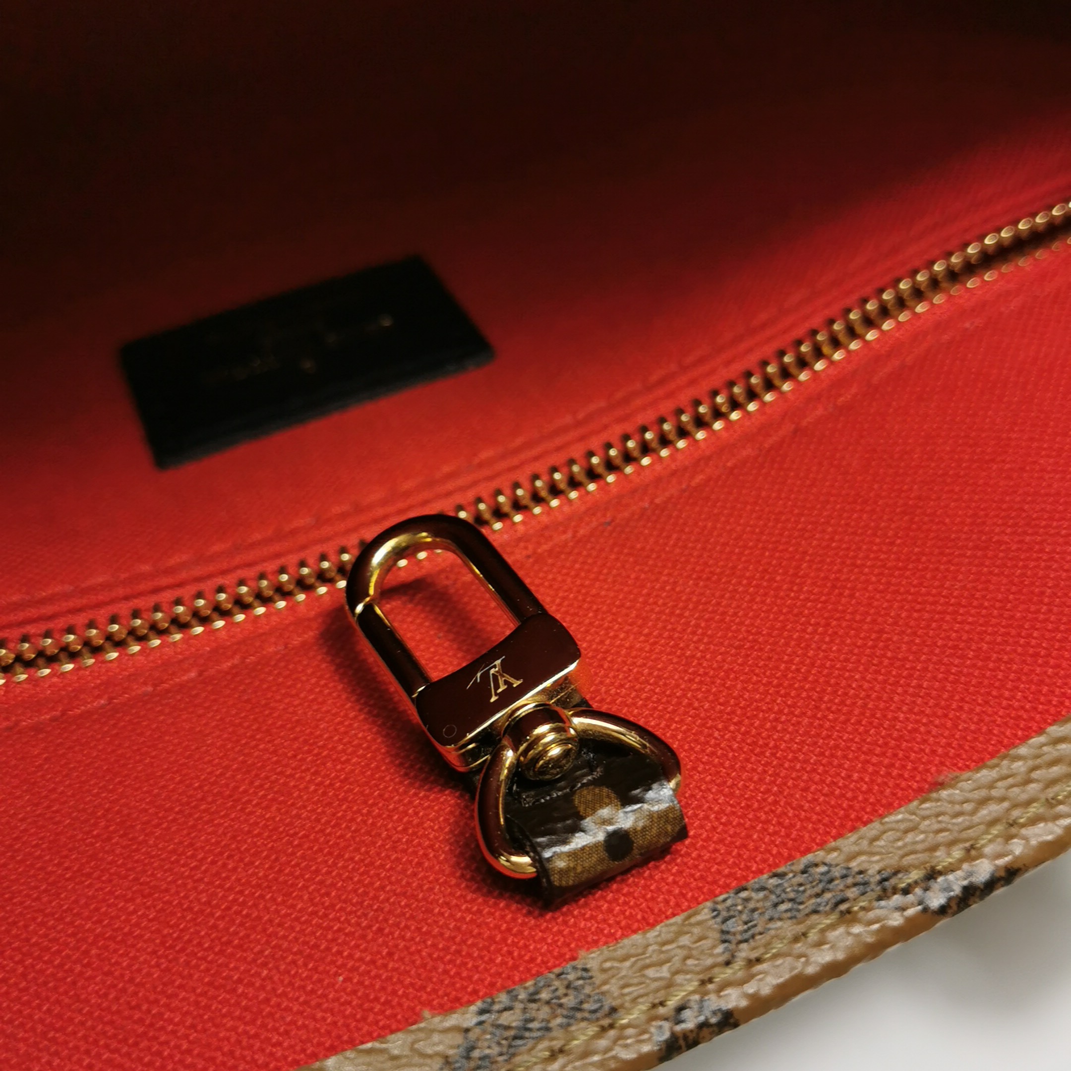 Louis Vuitton(LV) OnTheGo Tote Reverse Monogram Giant PM — photo 9 of 15