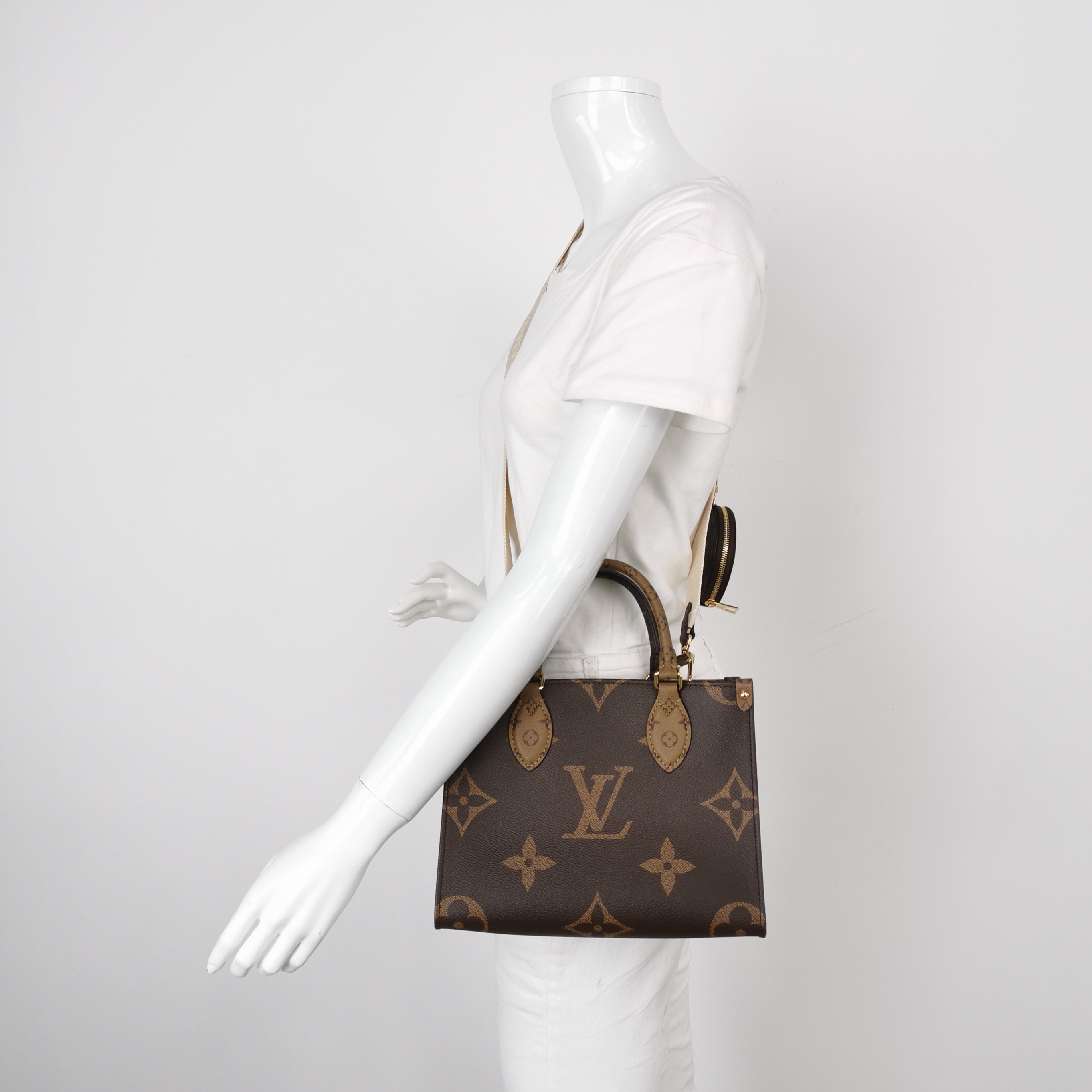 Louis Vuitton(LV) OnTheGo Tote Reverse Monogram Giant PM — alternate view