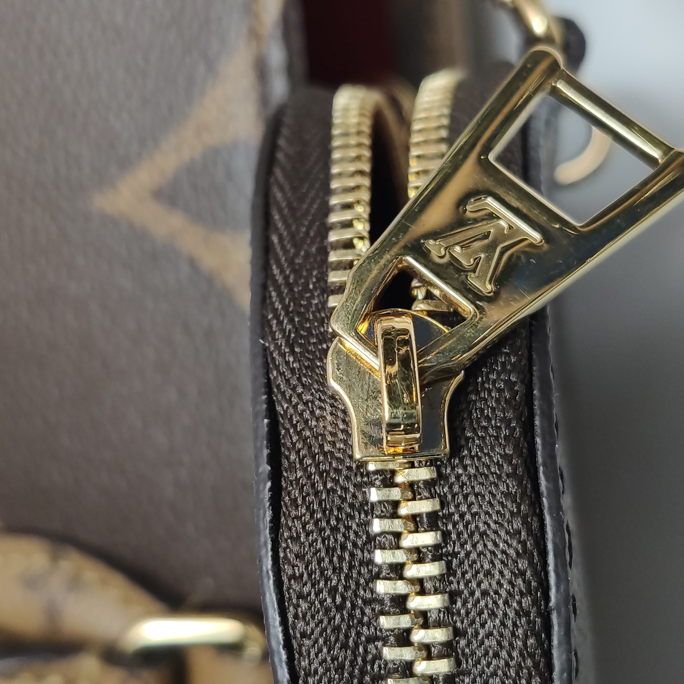 Louis Vuitton(LV) OnTheGo Tote Reverse Monogram Giant PM — photo 10 of 15