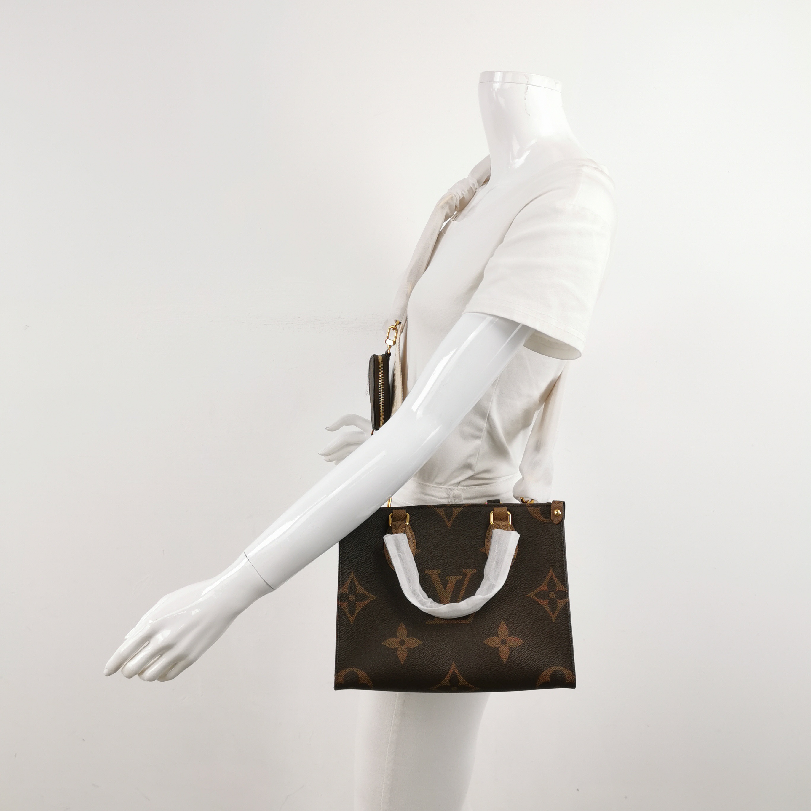 Louis Vuitton(LV) OnTheGo Tote Reverse Monogram Giant PM — alternate view