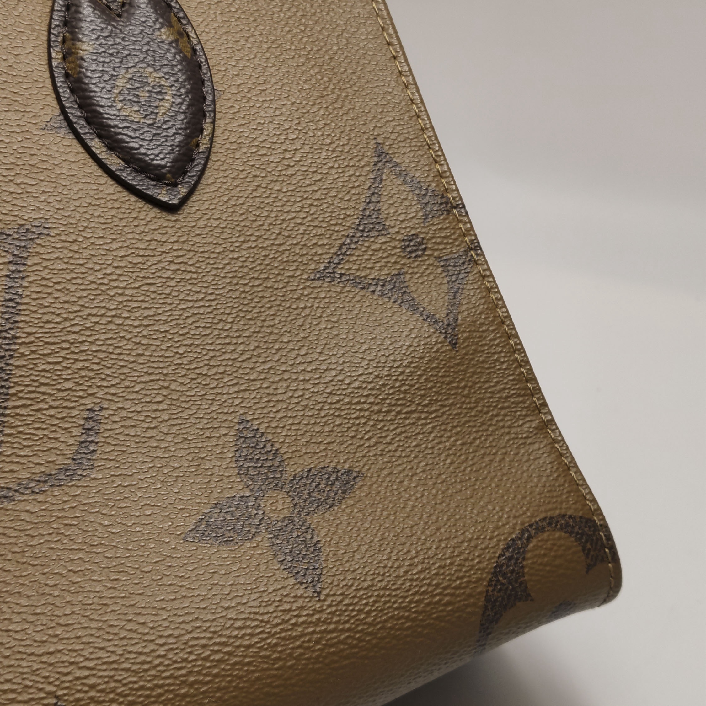 Louis Vuitton(LV) OnTheGo Tote Reverse Monogram Giant PM — photo 14 of 15