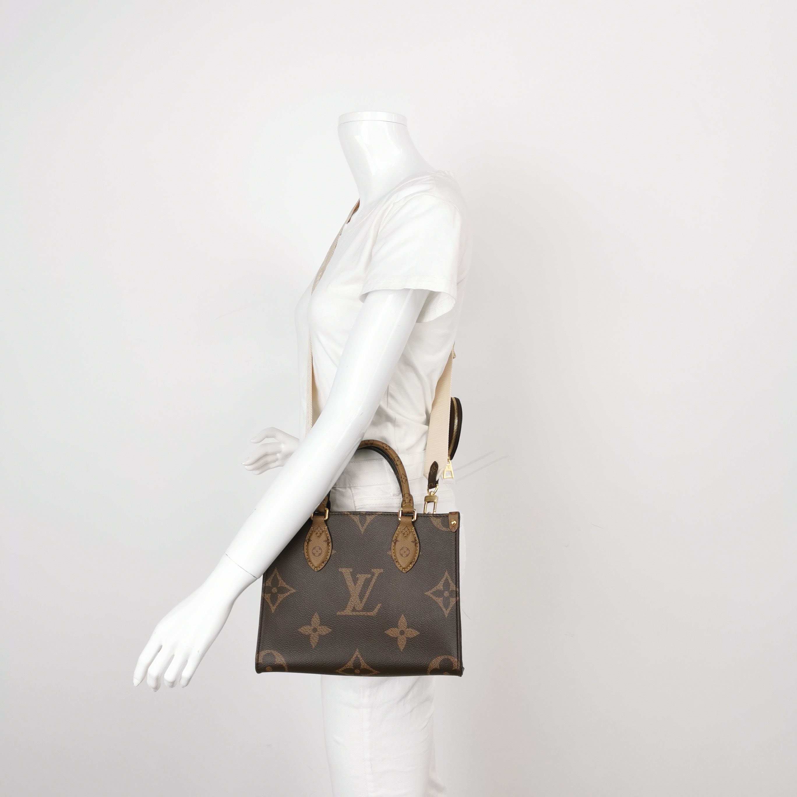 Louis Vuitton(LV) OnTheGo Tote Reverse Monogram Giant PM — alternate view
